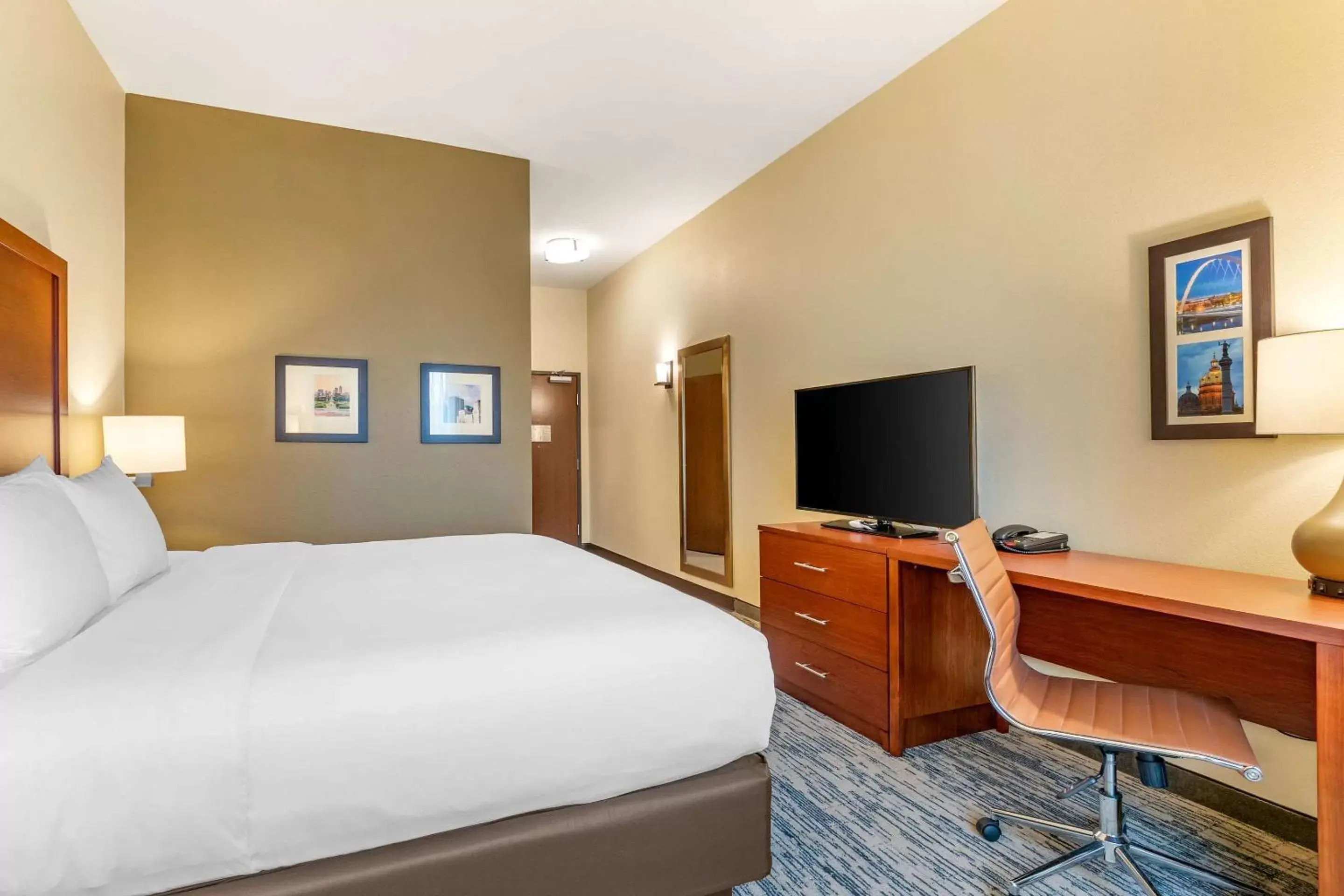 Photo of the whole room, Bed in Comfort Inn & Suites West Des Moines