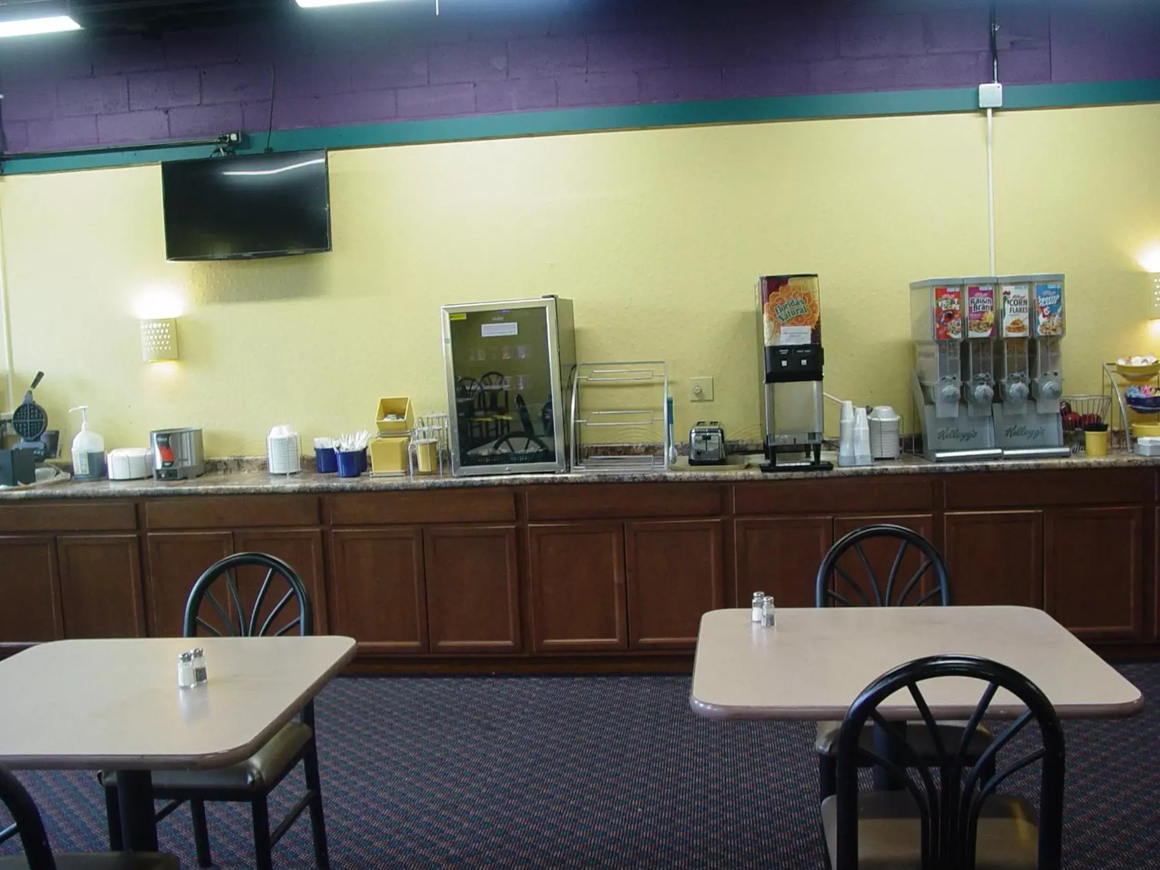 Continental breakfast, Restaurant/Places to Eat in Days Hotel by Wyndham Danville Conference Center