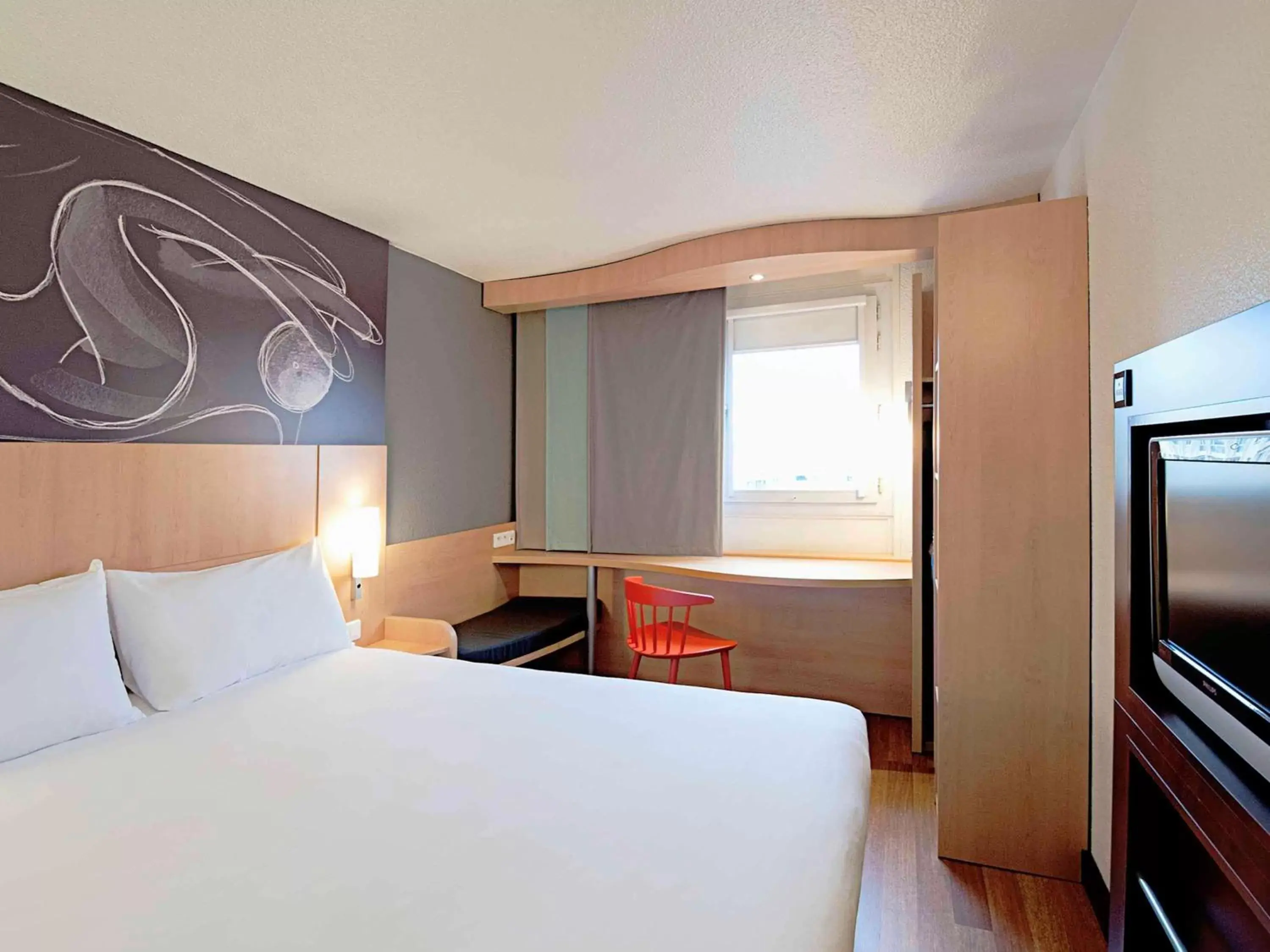 Photo of the whole room, Bed in ibis Laval Le Relais D'Armor