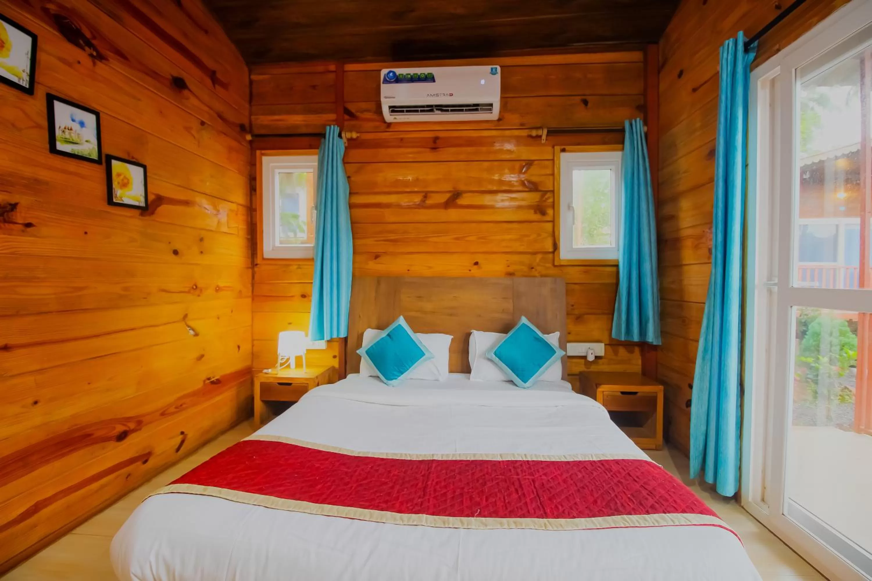 Bed in Mariners Bay Beach Resort