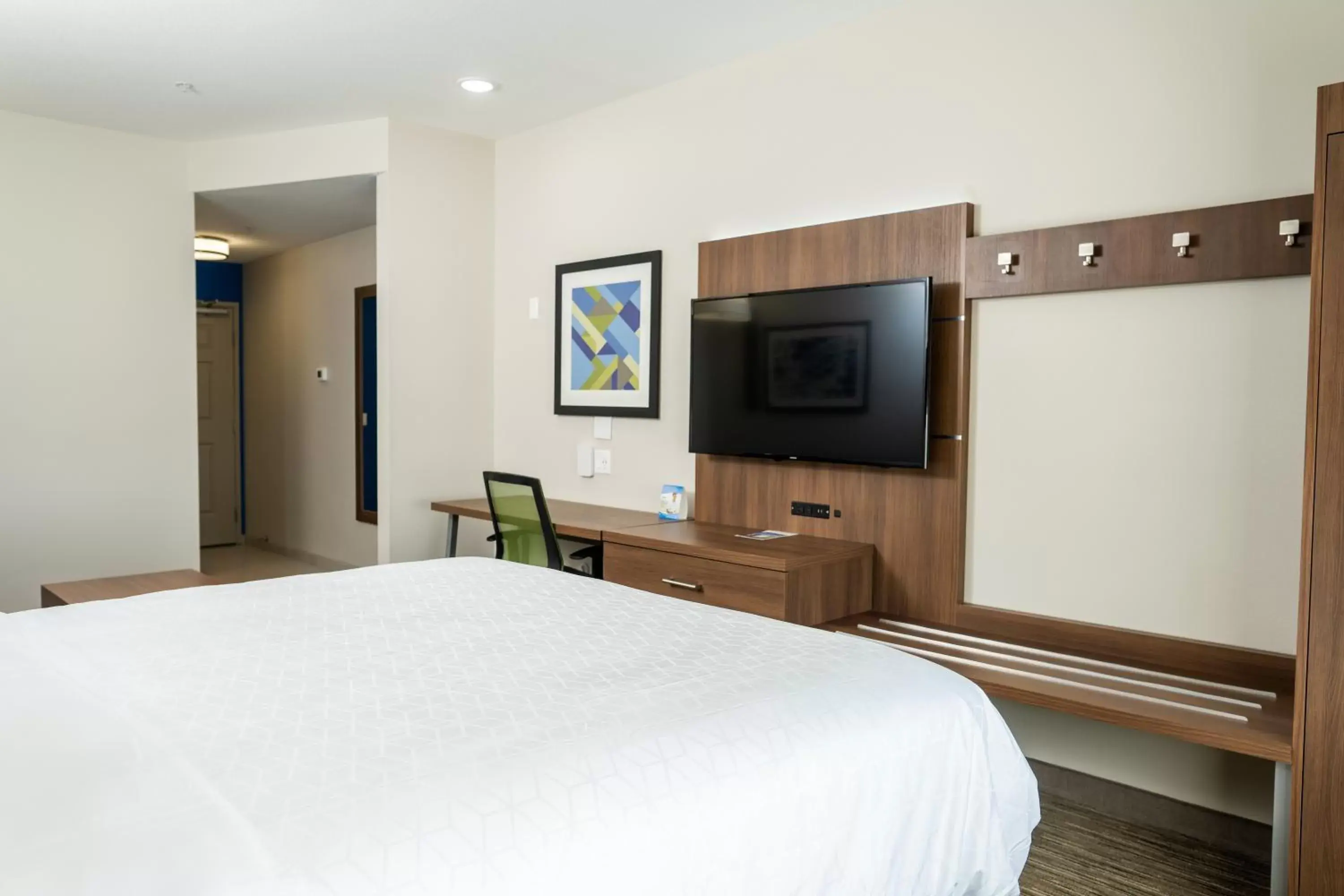Photo of the whole room, Bed in Holiday Inn Express San Clemente N – Beach Area, an IHG Hotel