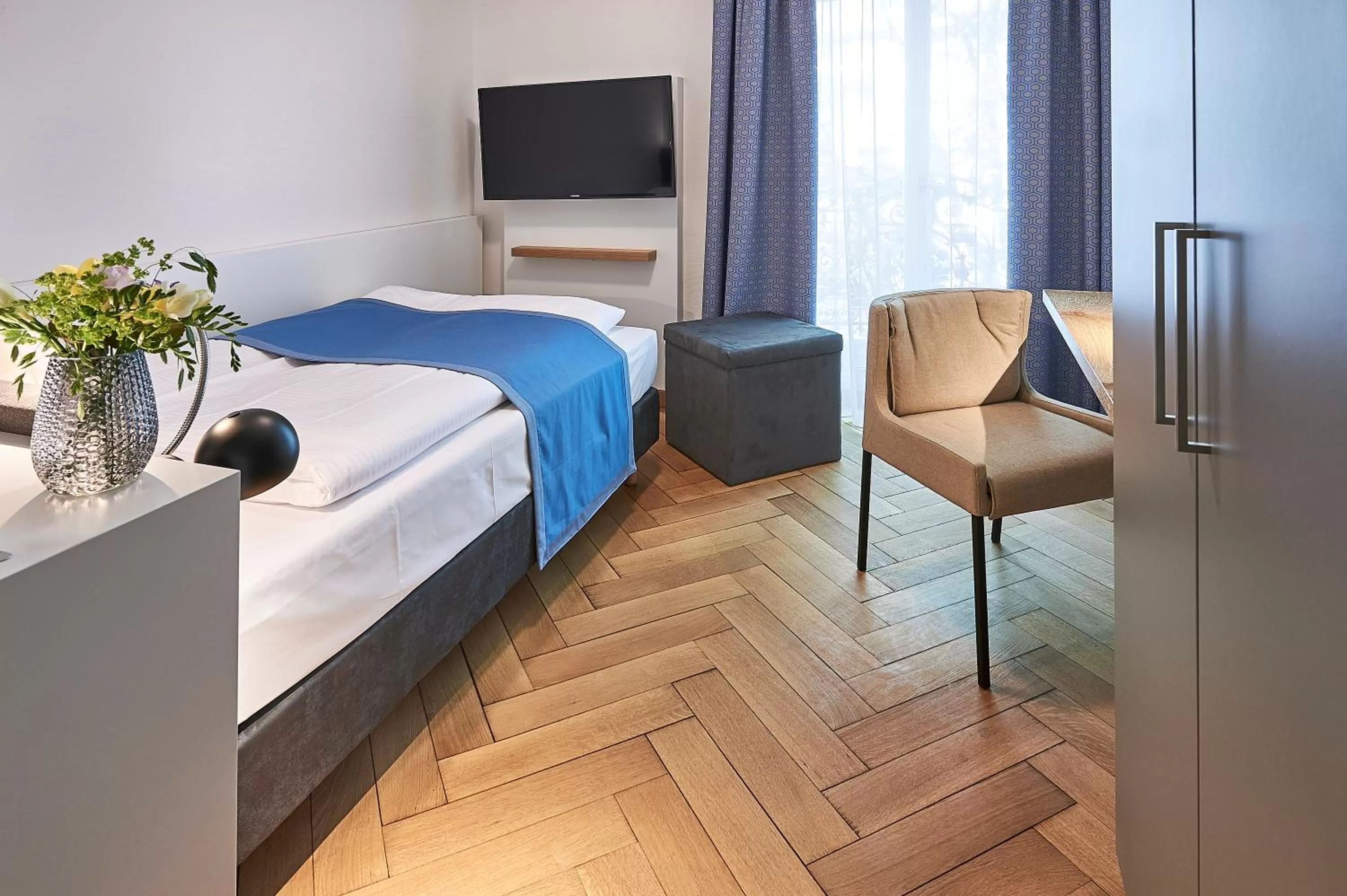 Photo of the whole room, Bed in Hotel Central Luzern