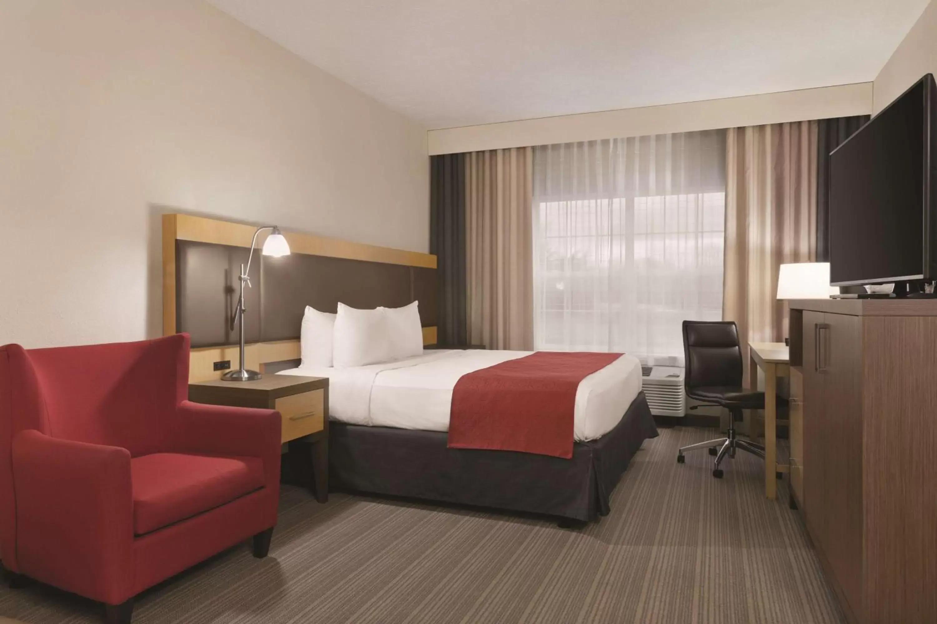 Photo of the whole room, Bed in Country Inn & Suites by Radisson, Fairborn South, OH