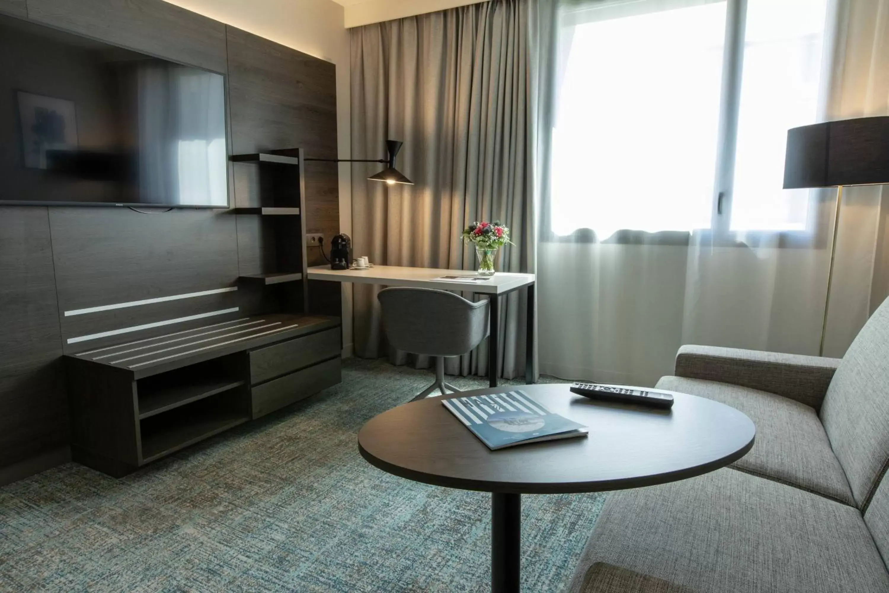 Living room, TV/Entertainment Center in Residence Inn by Marriott Toulouse-Blagnac