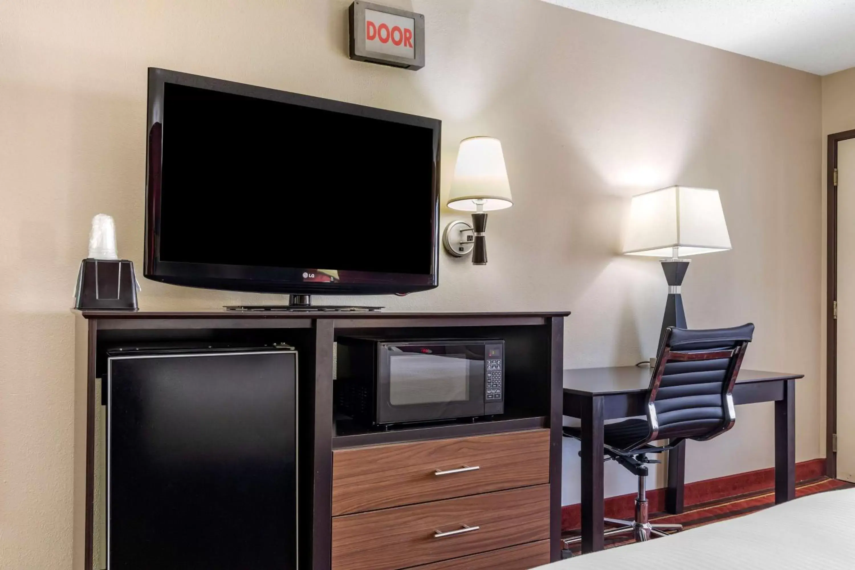 Bedroom, TV/Entertainment Center in Best Western Lindale Inn