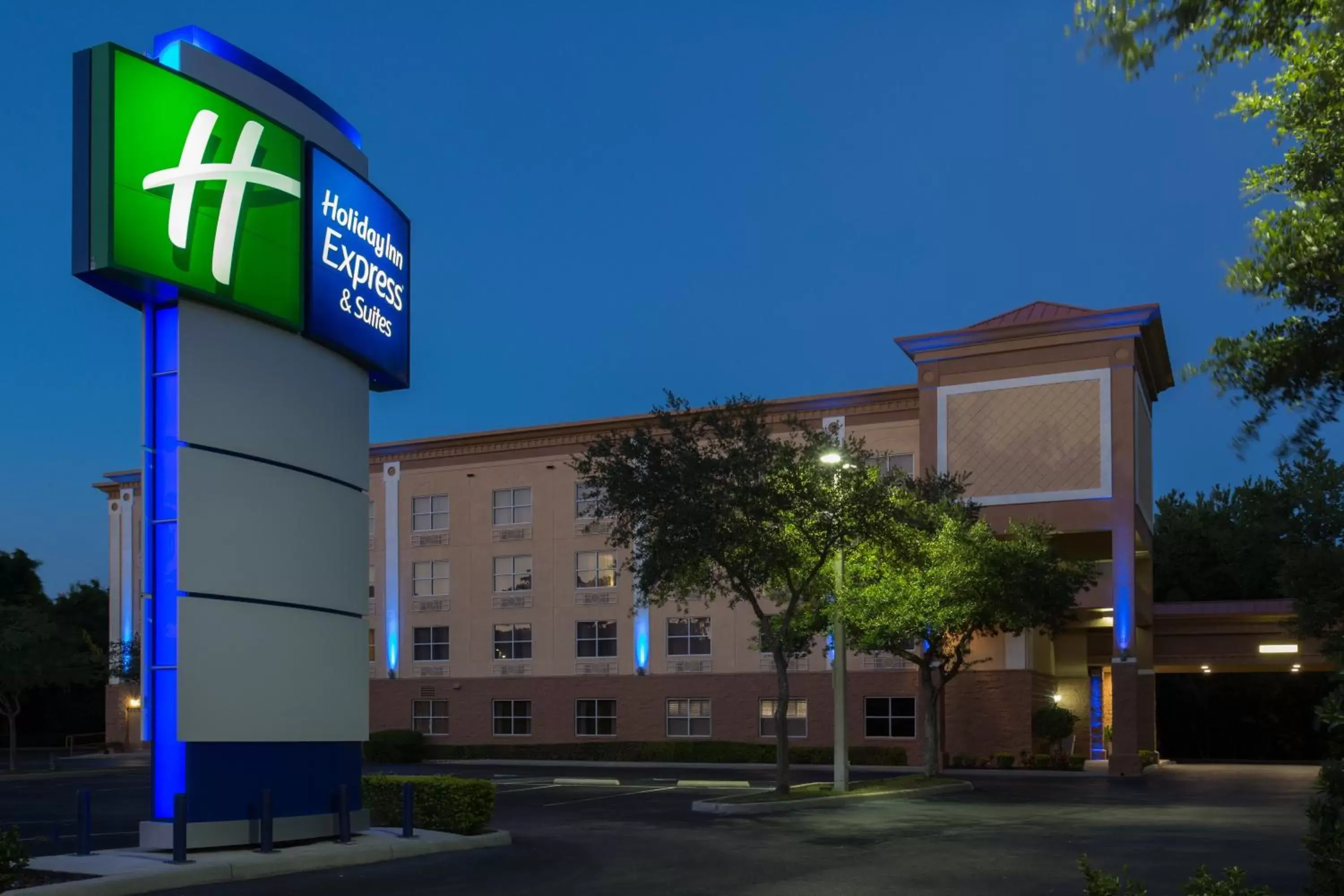 Property Building in Holiday Inn Express & Suites Plant City, an IHG Hotel