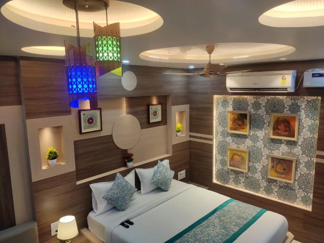 Bed in HOTEL CENTRAL SQUARE "A Couple Friendly Hotel"