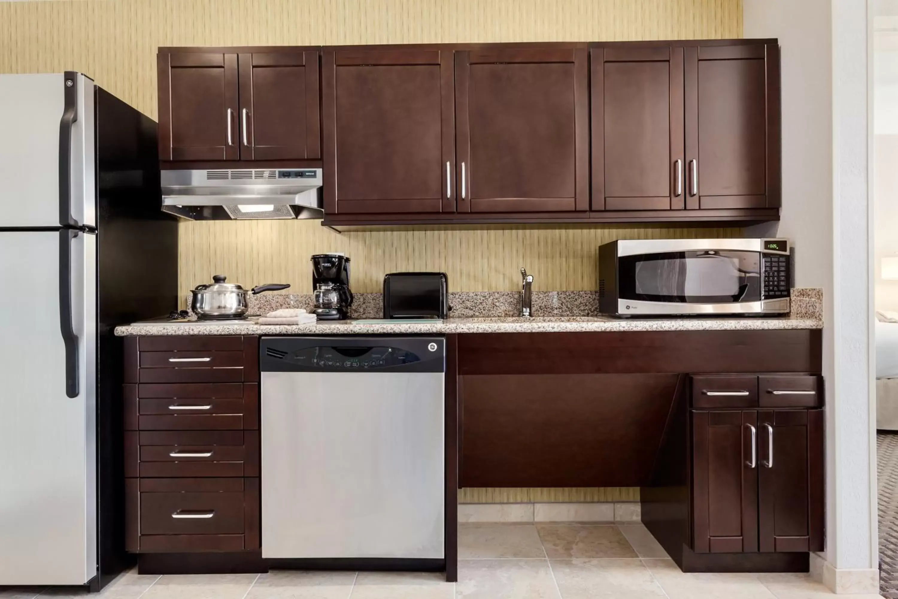 Kitchen or kitchenette, Kitchen/Kitchenette in Homewood Suites by Hilton Joplin