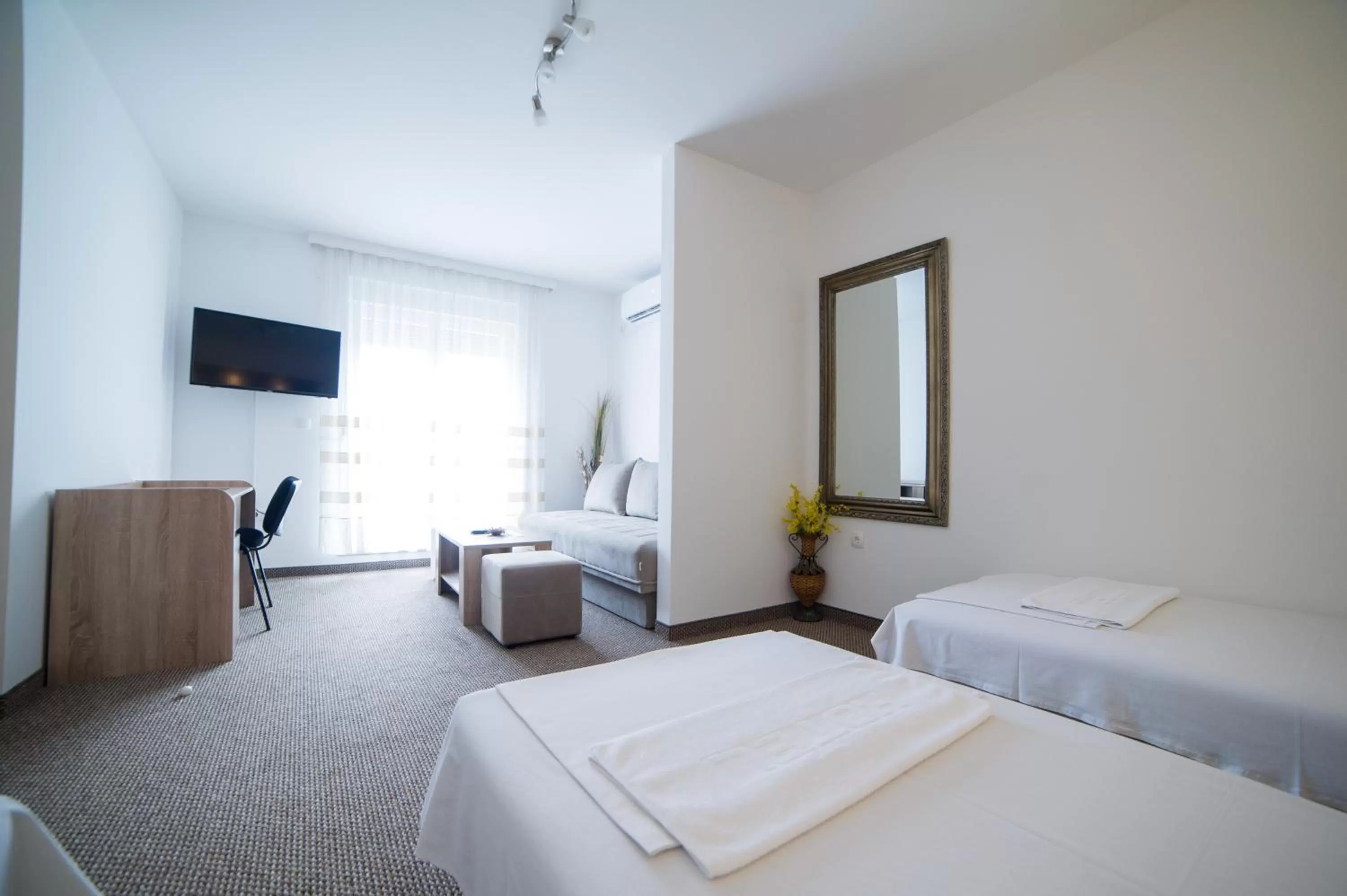 Bedroom, Bed in Motel Aura