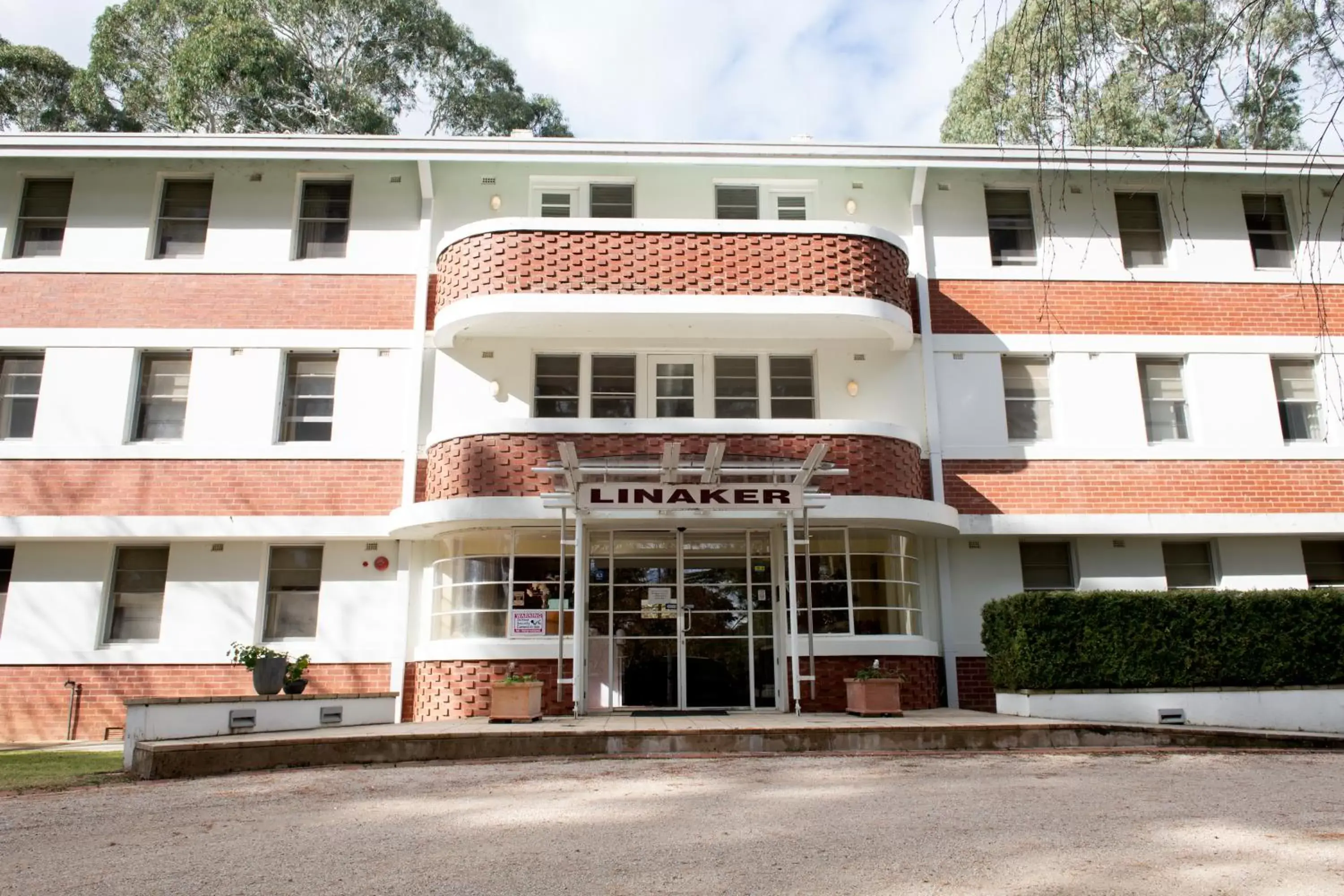 Property building in Linaker Art Deco Motel