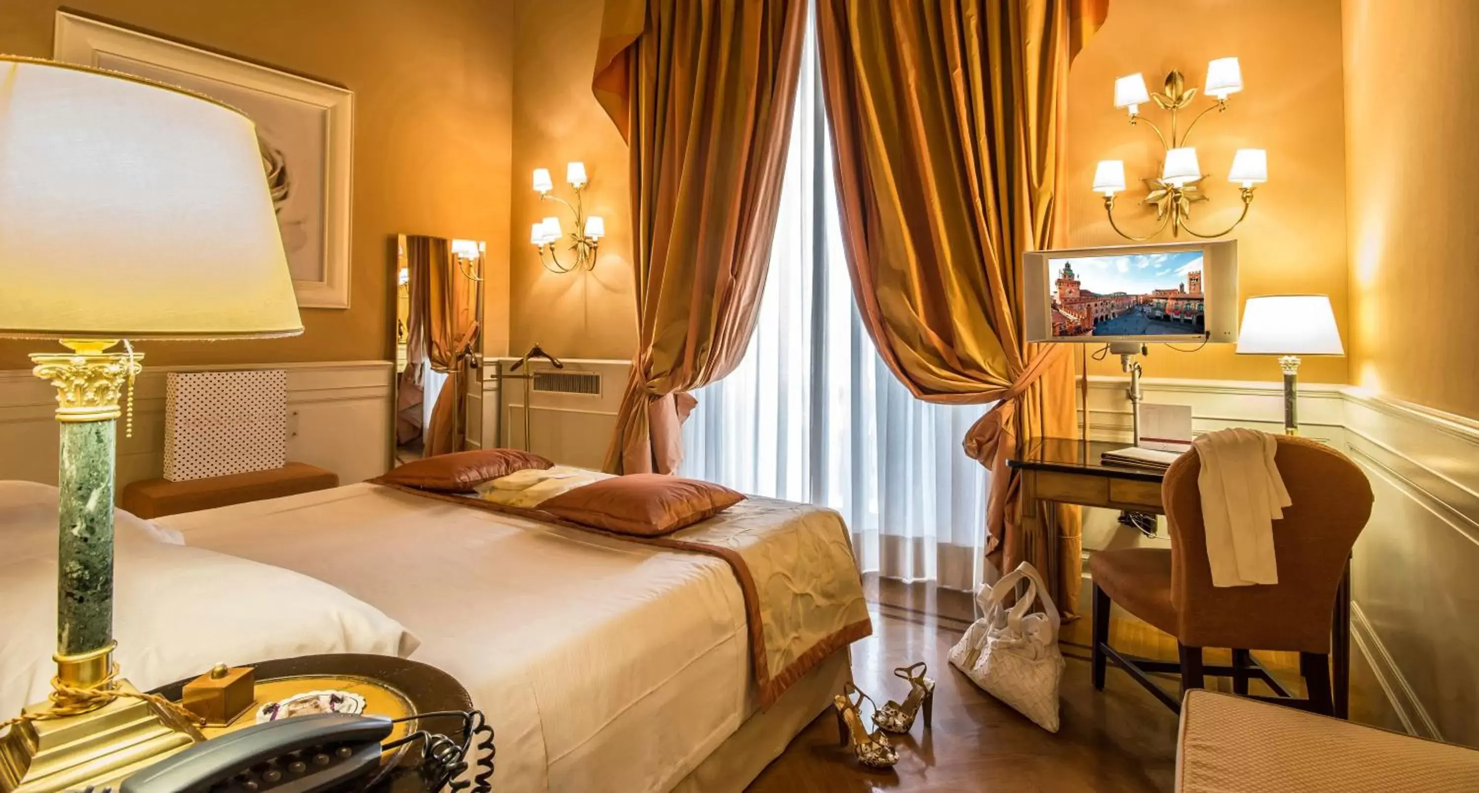 Bedroom in Hotel Corona d'Oro