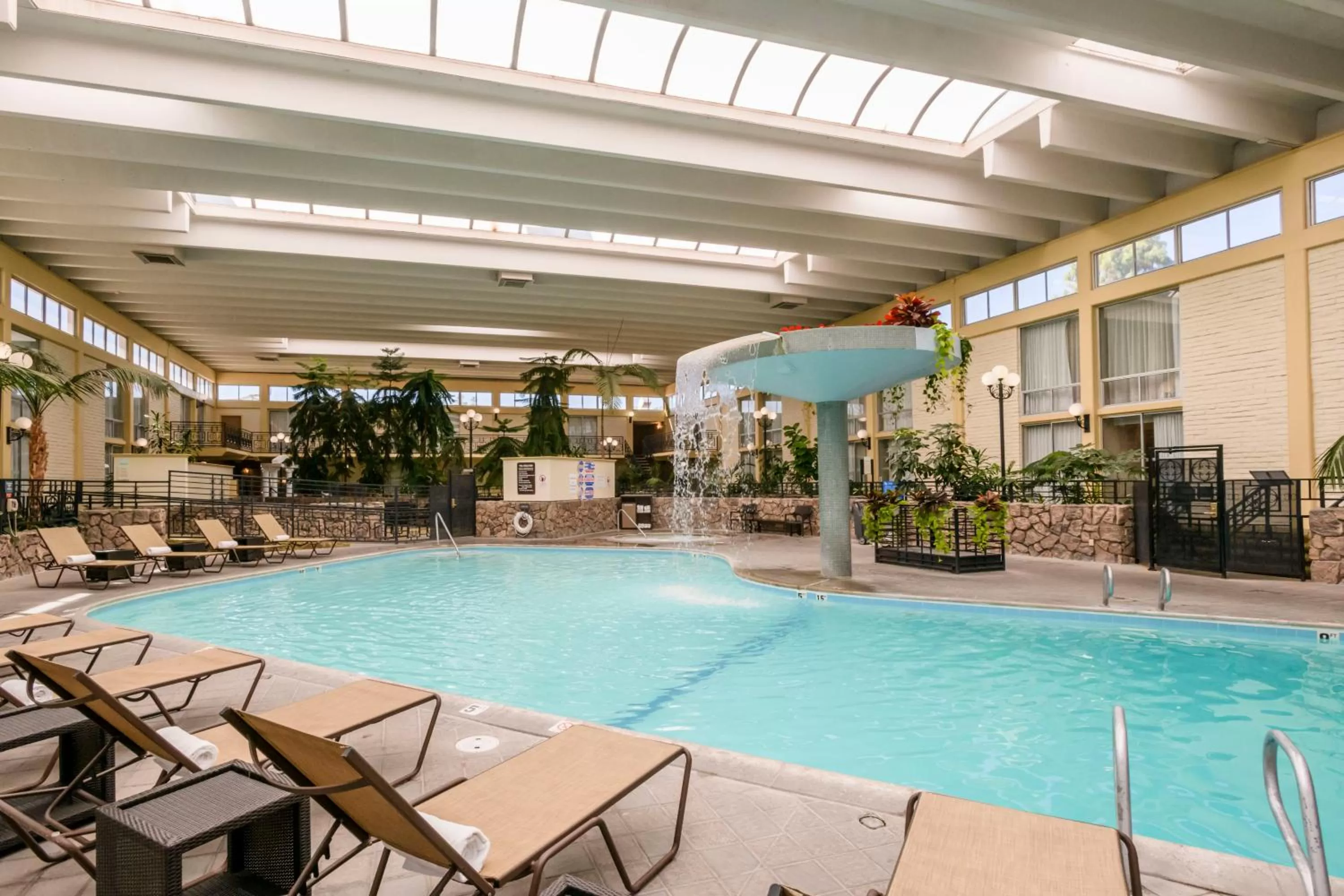 Swimming pool in Wyndham Garden Fresno Yosemite Airport