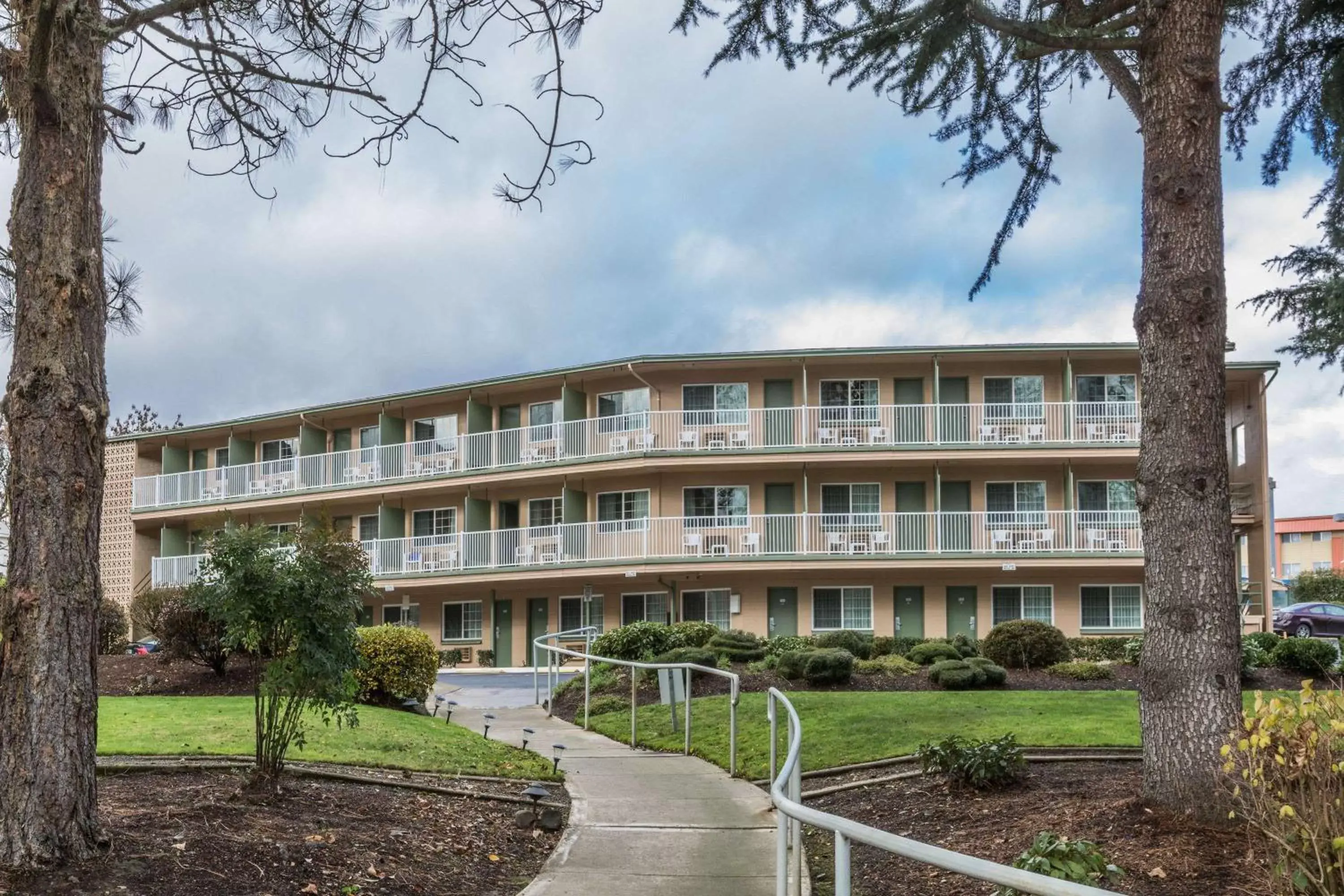 Property Building in Riverfront Inn Roseburg