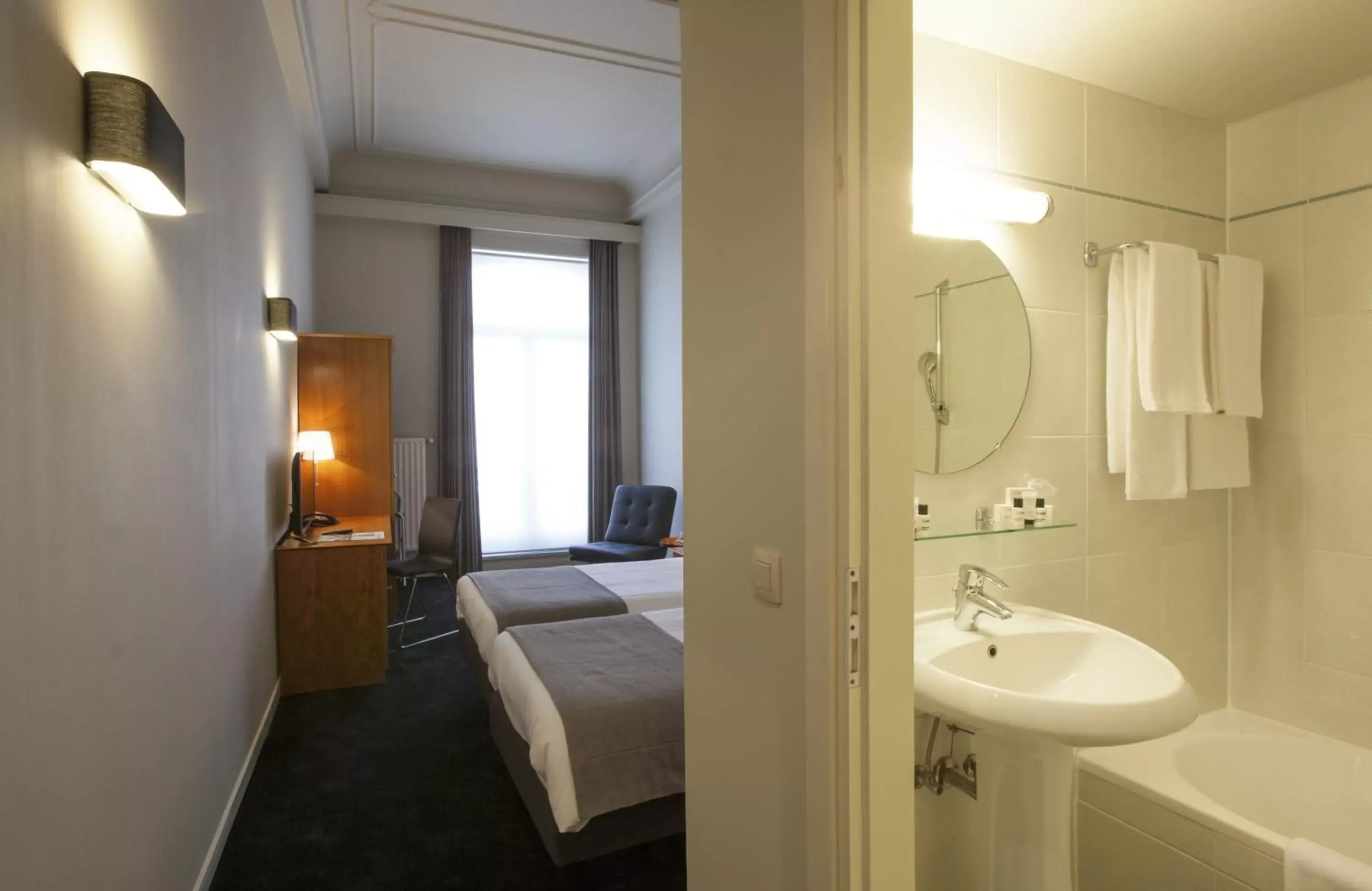 Photo of the whole room, Bathroom in Theater Hotel Leuven Centrum