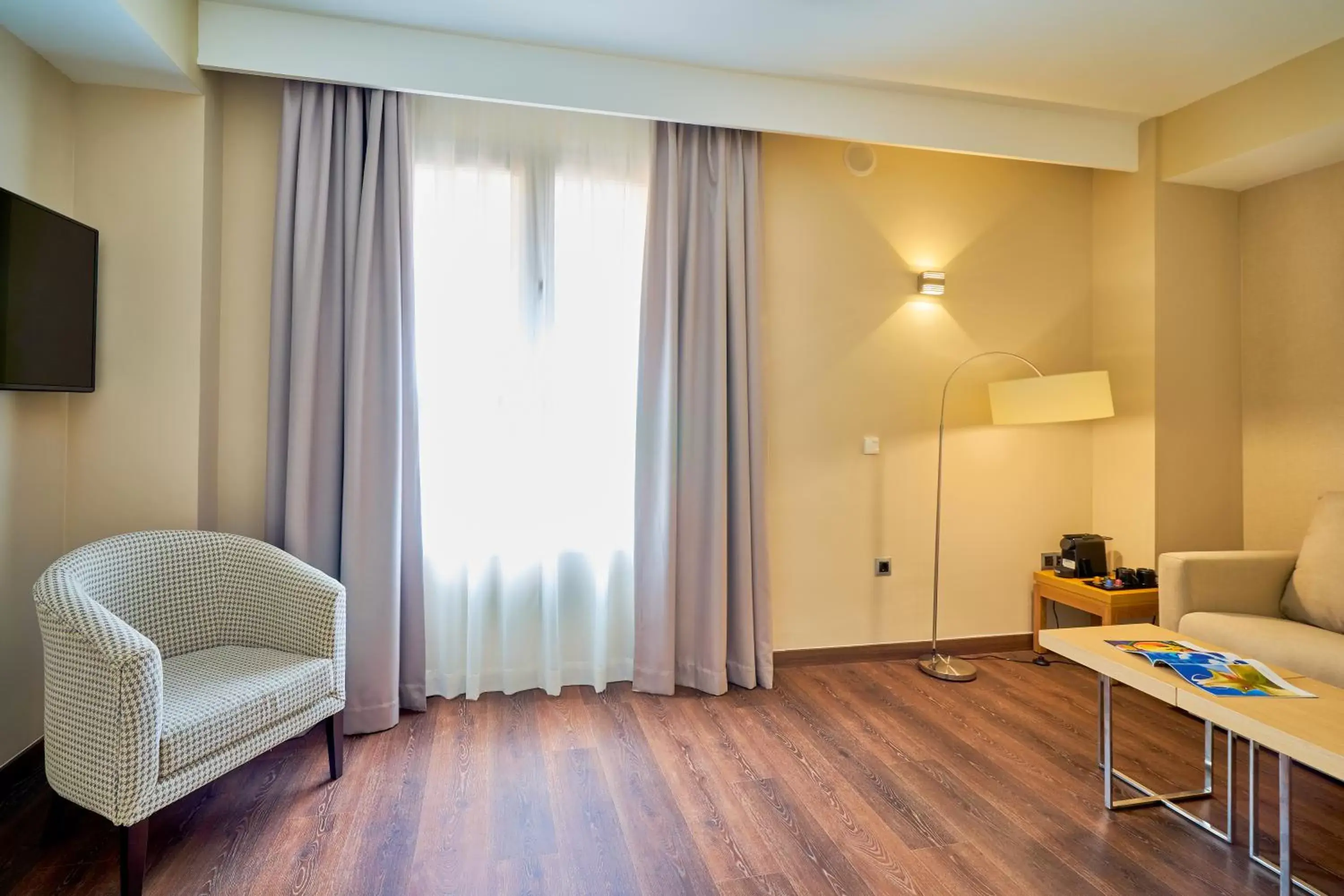 Bed, Seating Area in Hotel Guadalmedina