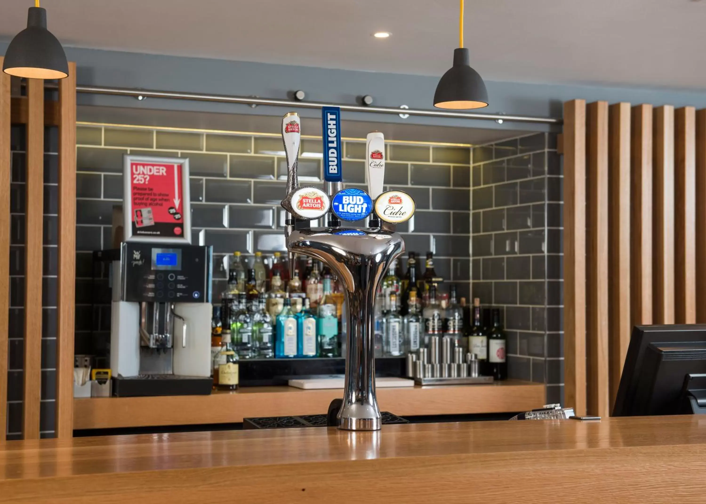 Lounge or bar in Holiday Inn Express Edinburgh - Leith Waterfront, an IHG Hotel