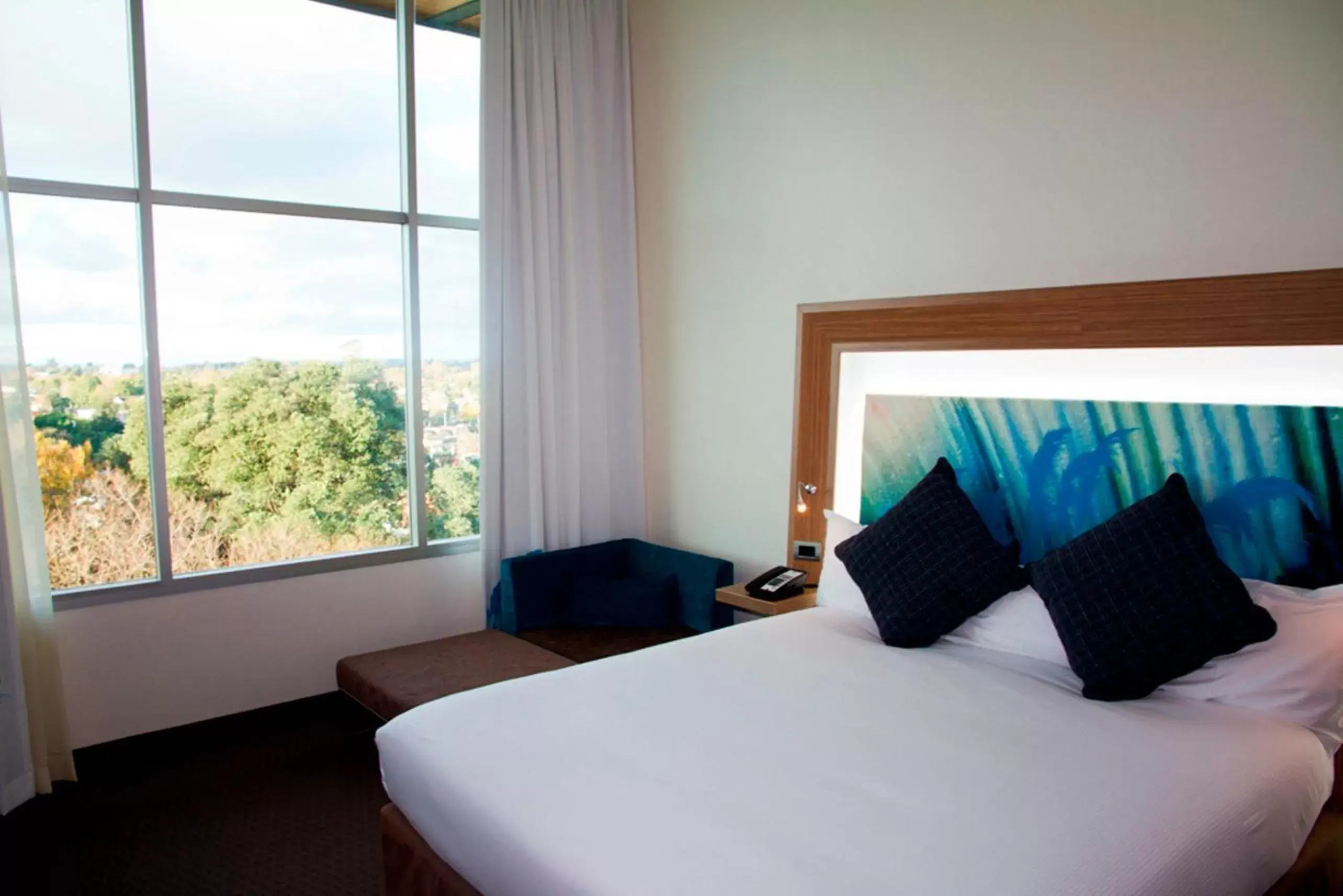 Shower, Bed in Novotel Tainui Hamilton