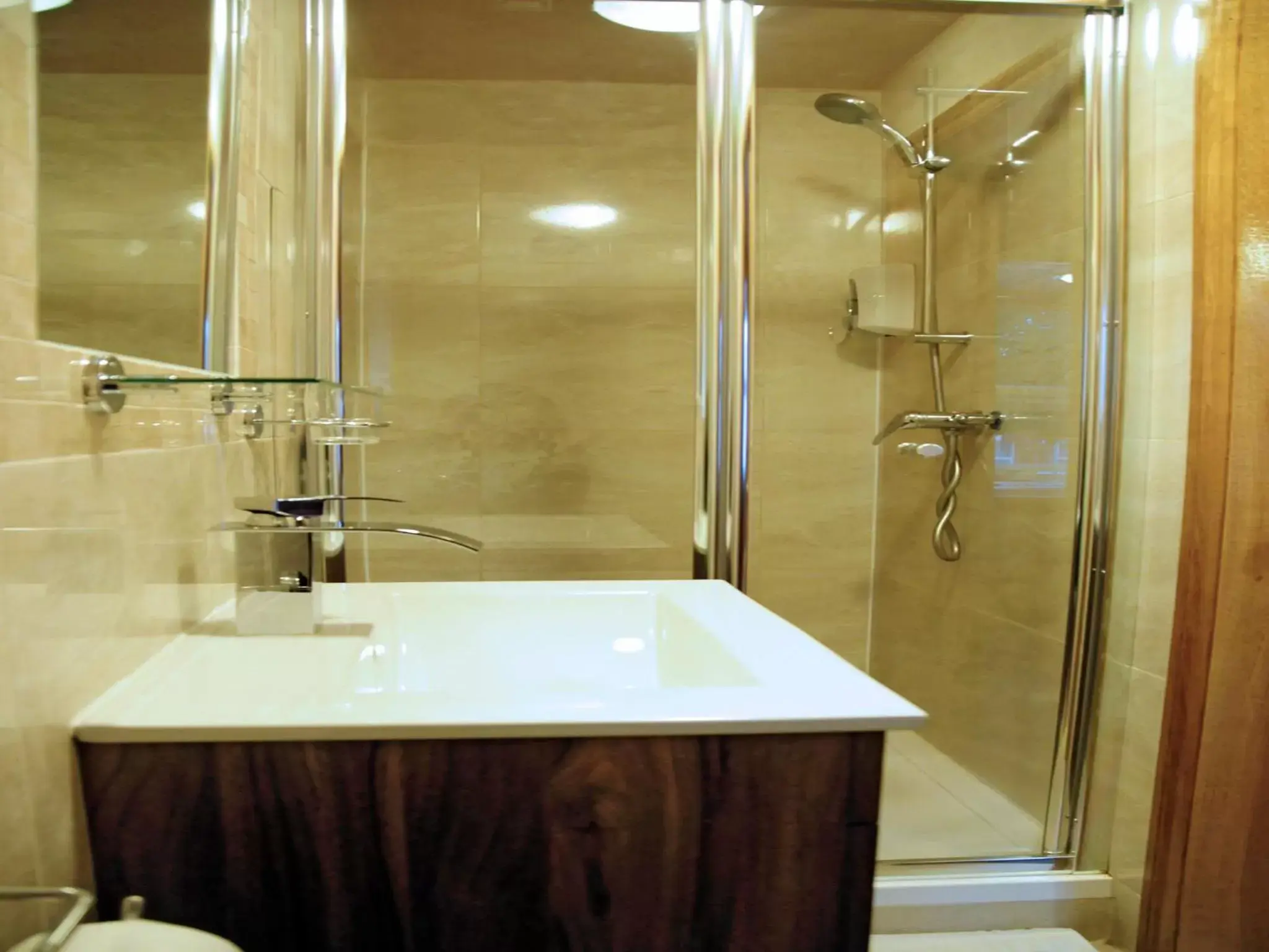 Decorative detail, Bathroom in Cricklewood Lodge Hotel