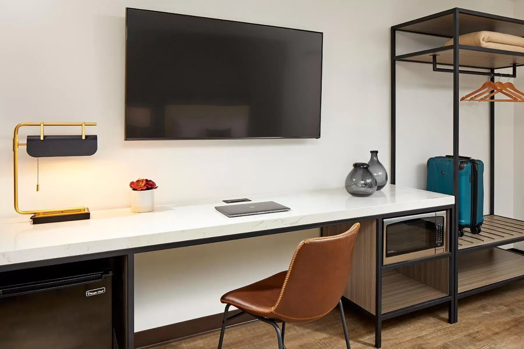 Bedroom, TV/Entertainment Center in The Shoal Hotel La Jolla Beach