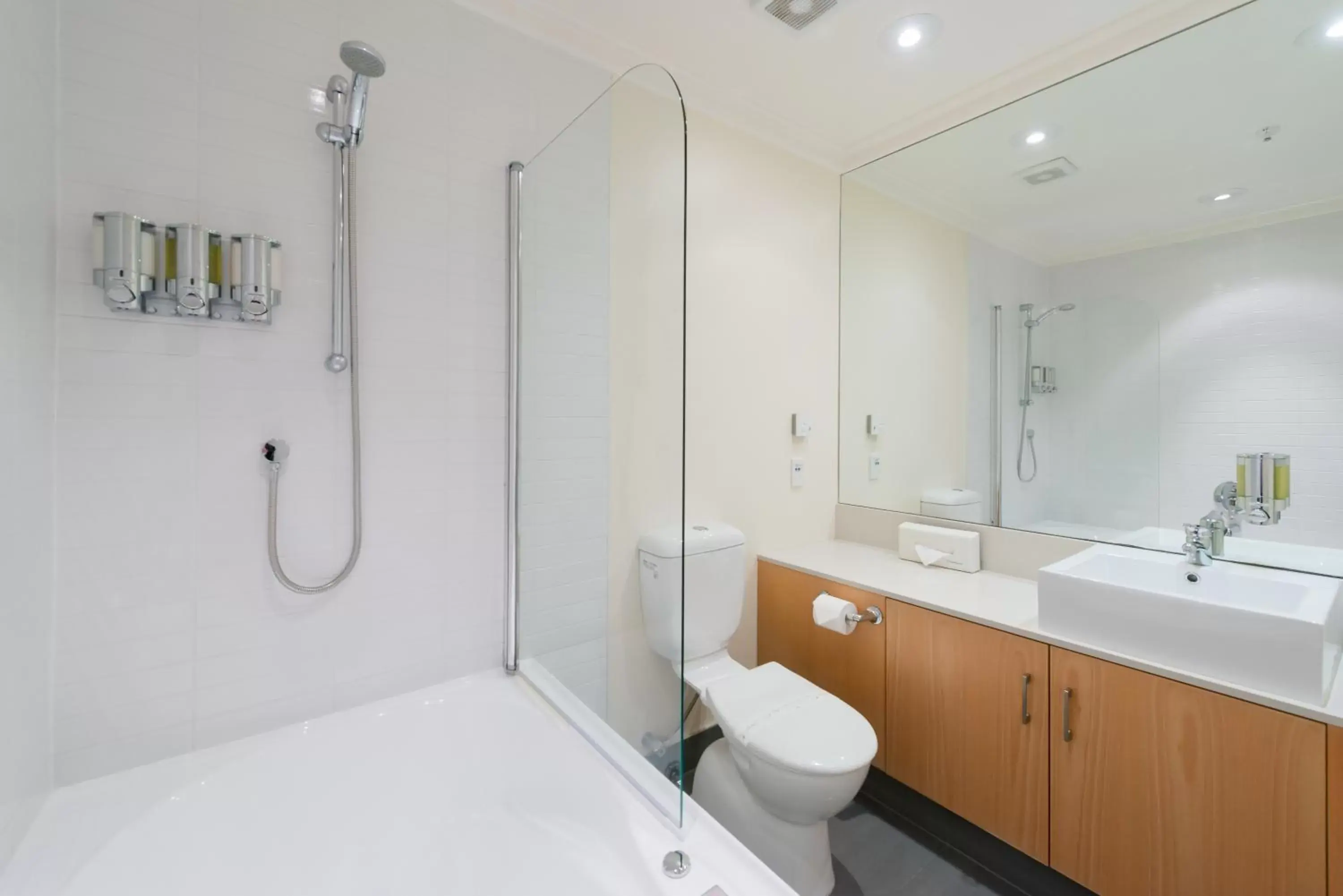 Shower, Bathroom in Paihia Beach Resort & Spa Hotel