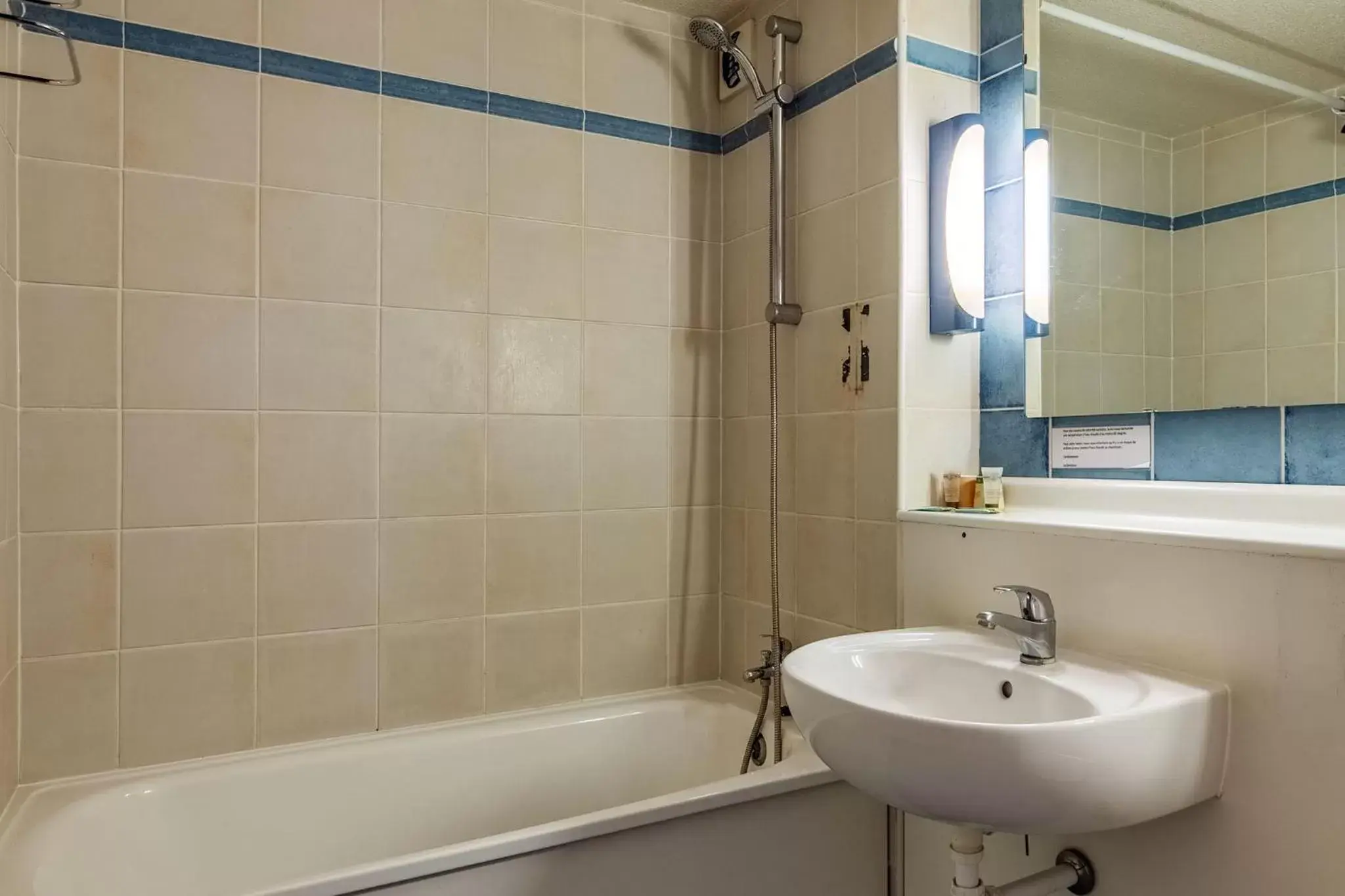 Bathroom in Hôtel Le Cyrano Bergerac