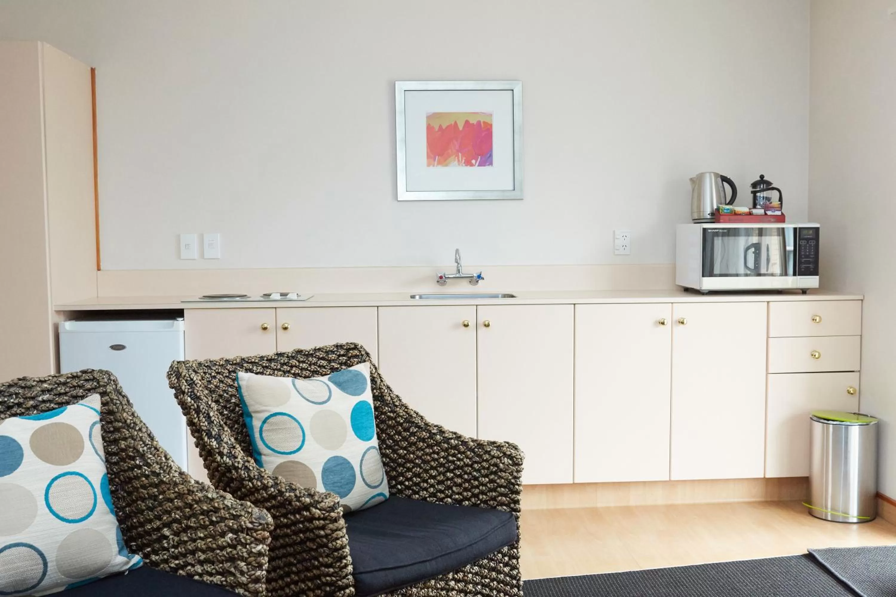 Admiral Court Motel & Apartments