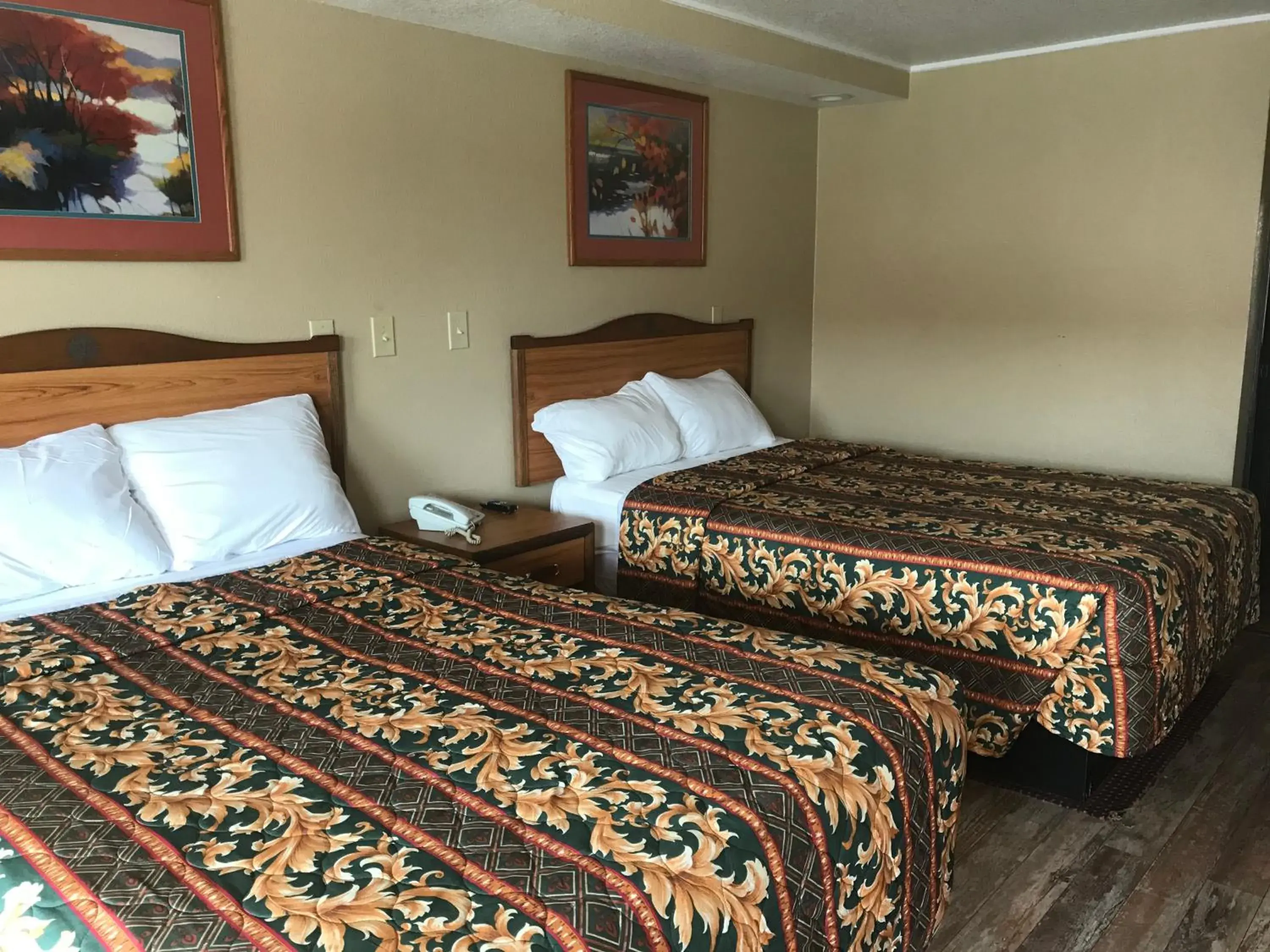 Bed in Memphis Inn