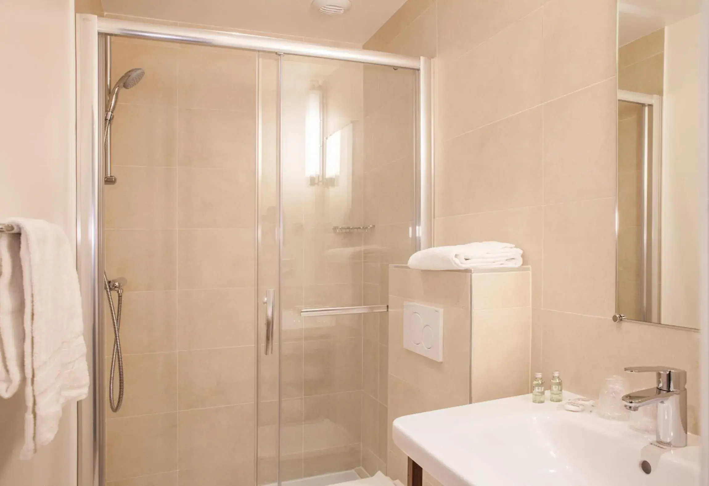 Bathroom in Hotel Sixteen Paris Montrouge