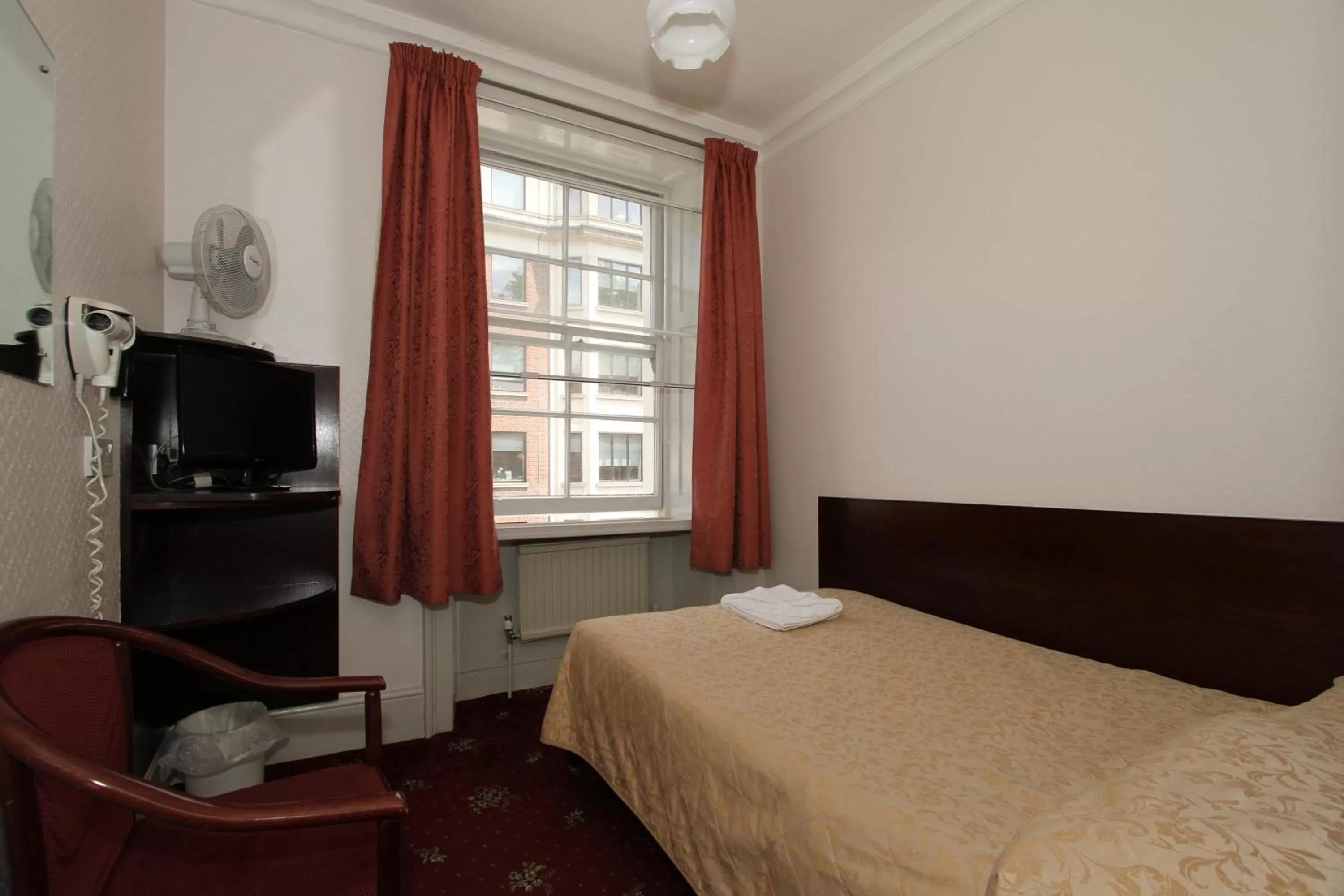 Photo of the whole room, Bed in Ridgemount Hotel