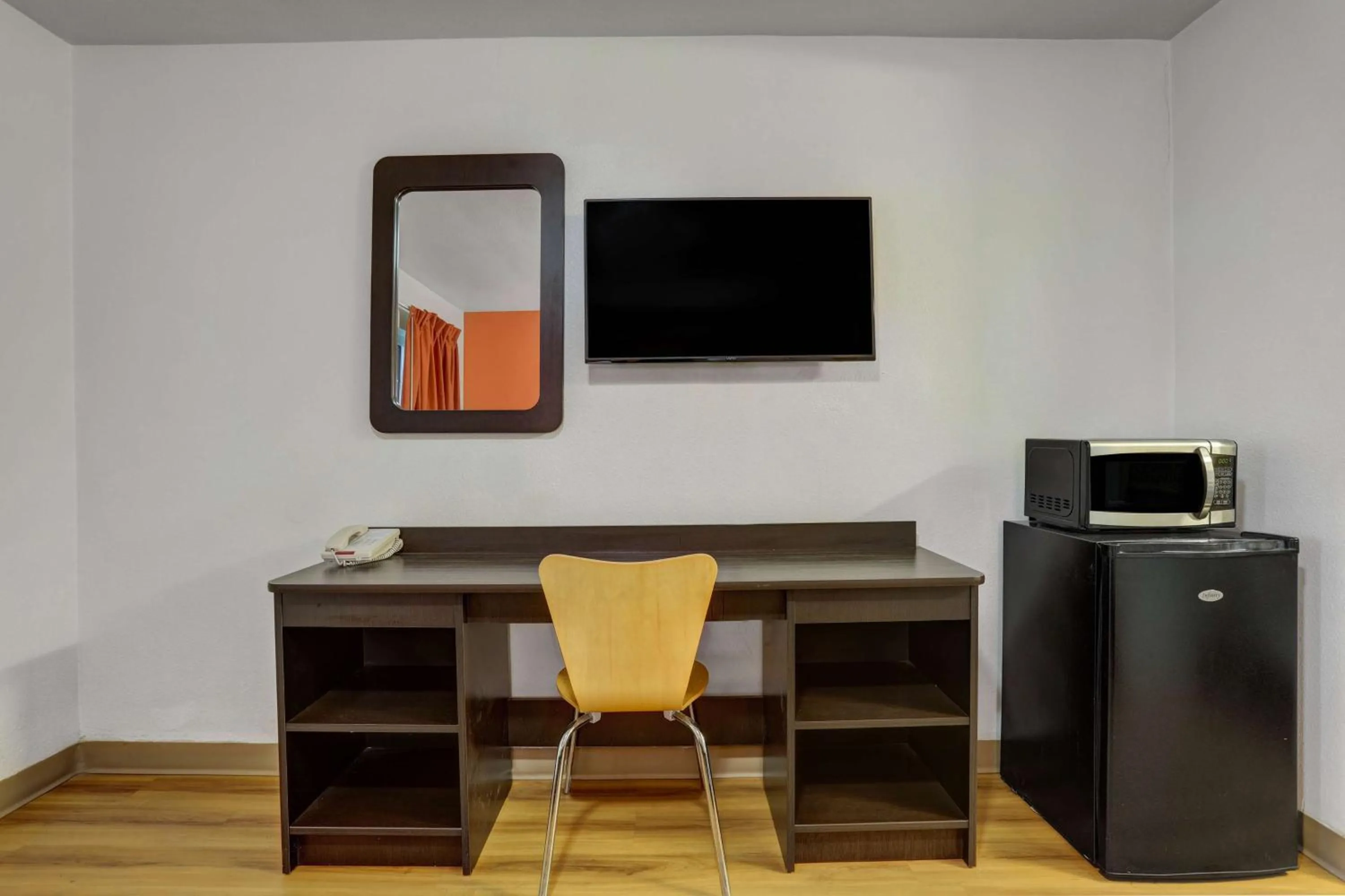 Bedroom in Motel 6-Marysville, CA