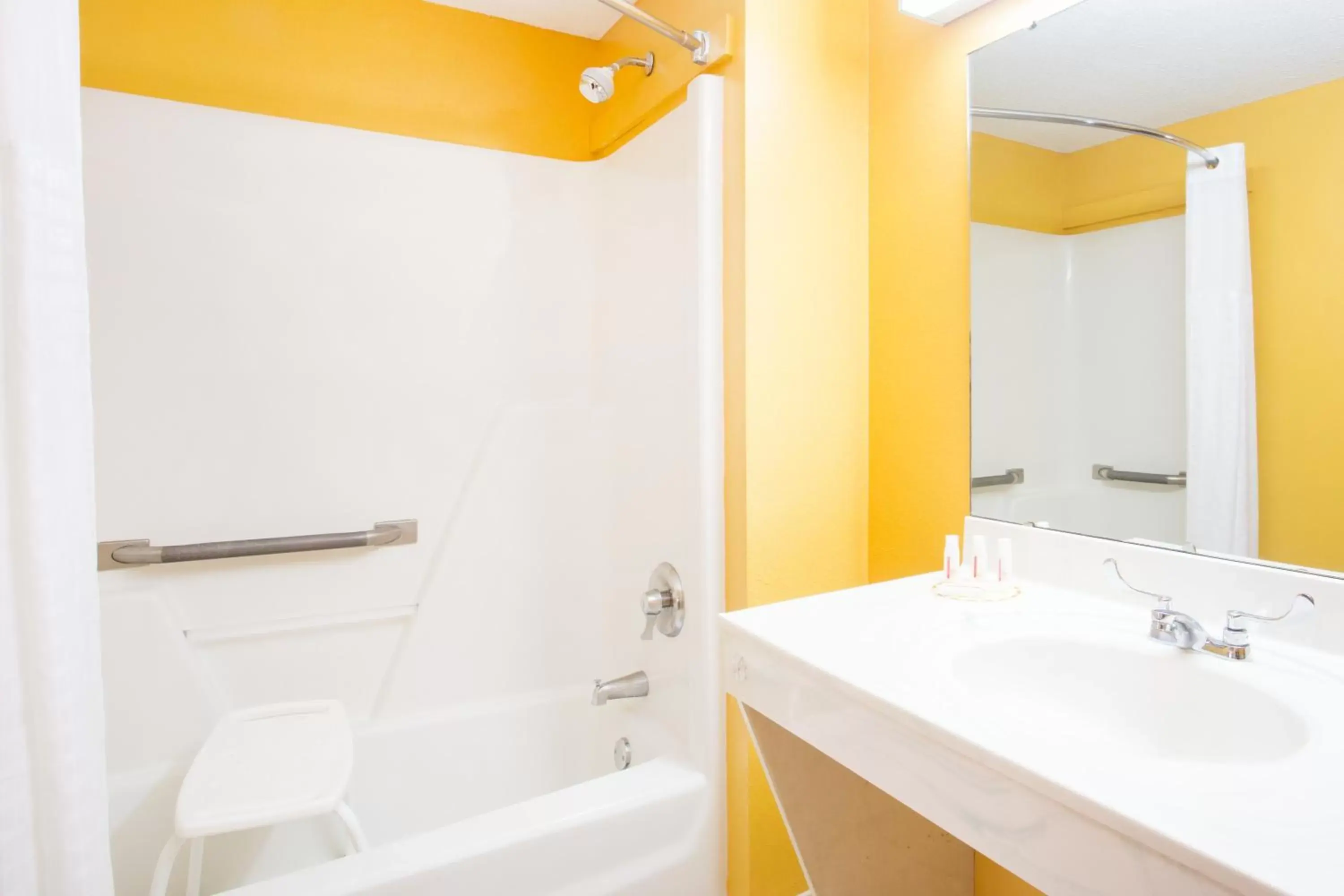 King Room - Disability Access - Non-Smoking in Days Inn by Wyndham Camilla King Room - Disability Access - Non-Smoking in Days Inn by Wyndham Camilla