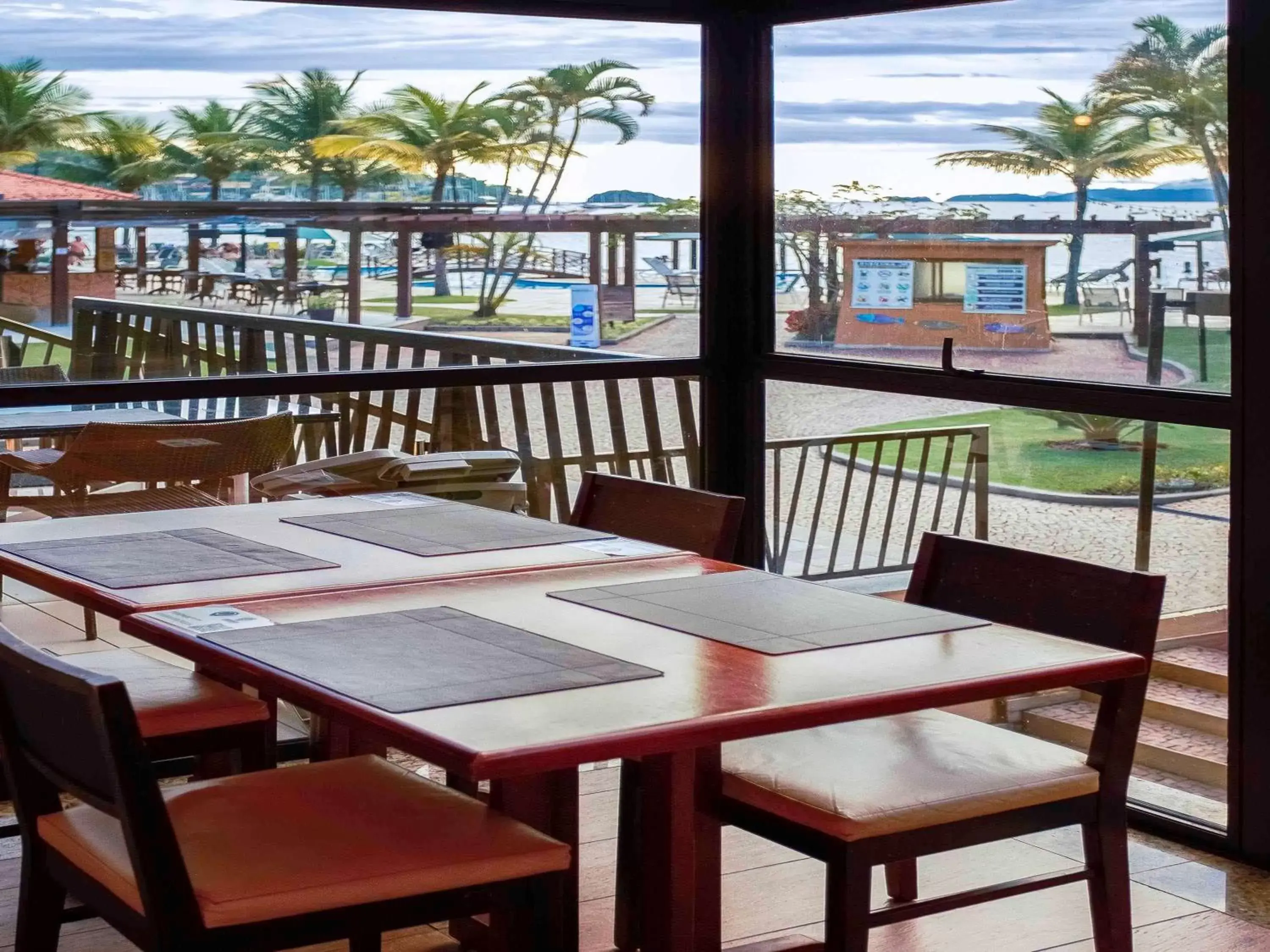 Restaurant/places to eat, Pool View in Mercure Angra dos Reis