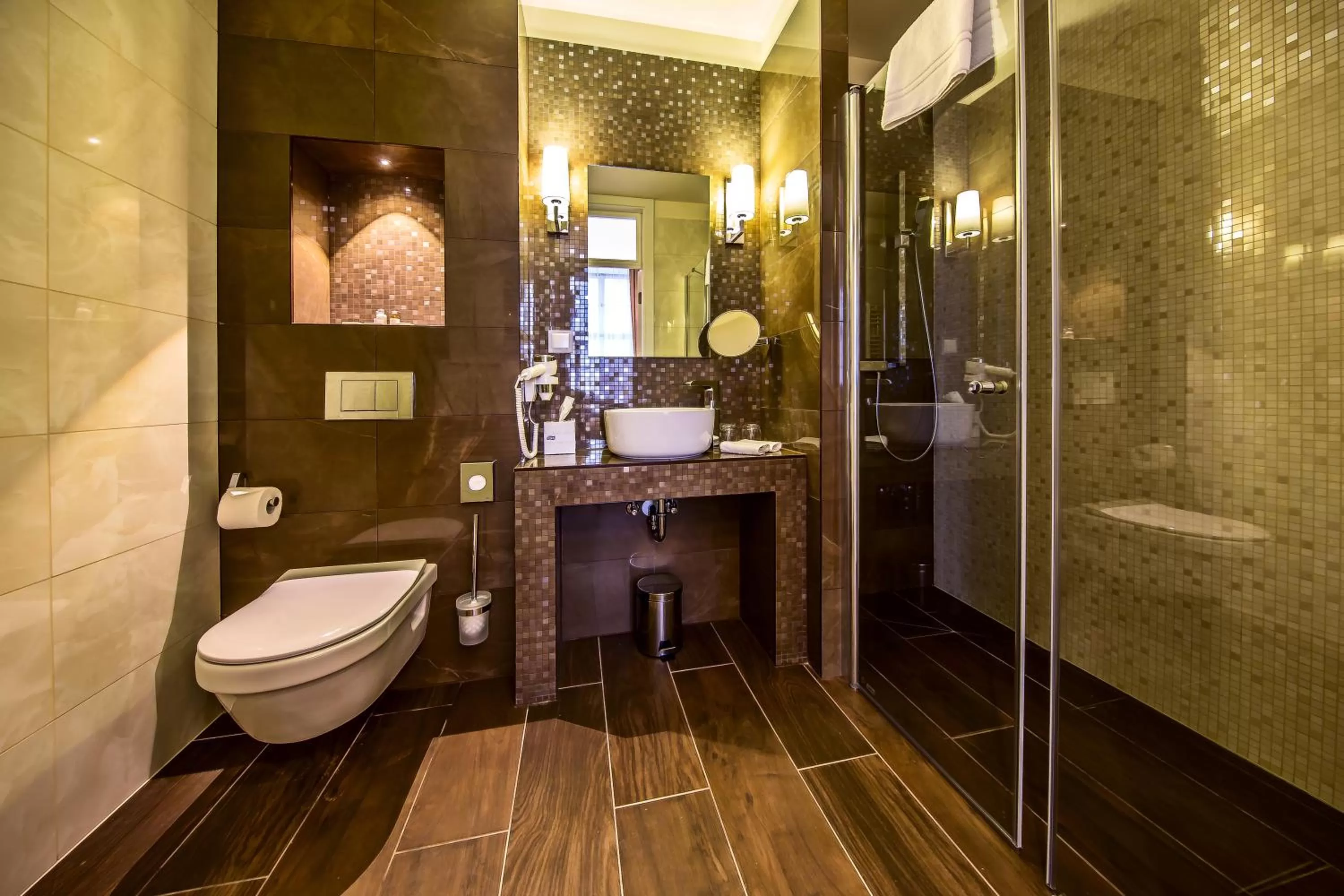 Shower in Prestige Hotel Budapest