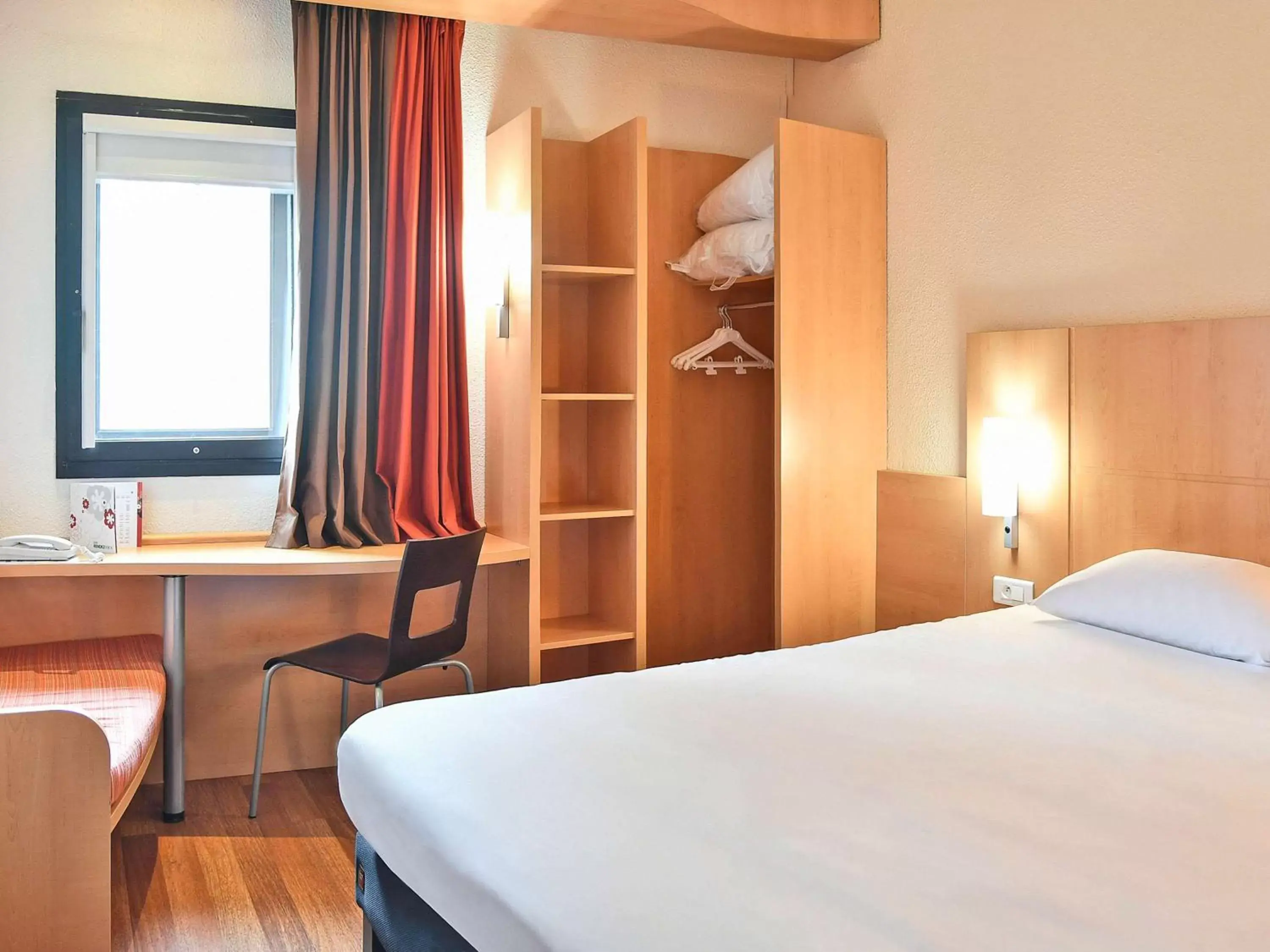 Photo of the whole room, Bed in ibis Saint Quentin Basilique Photo of the whole room, Bed in ibis Saint Quentin Basilique