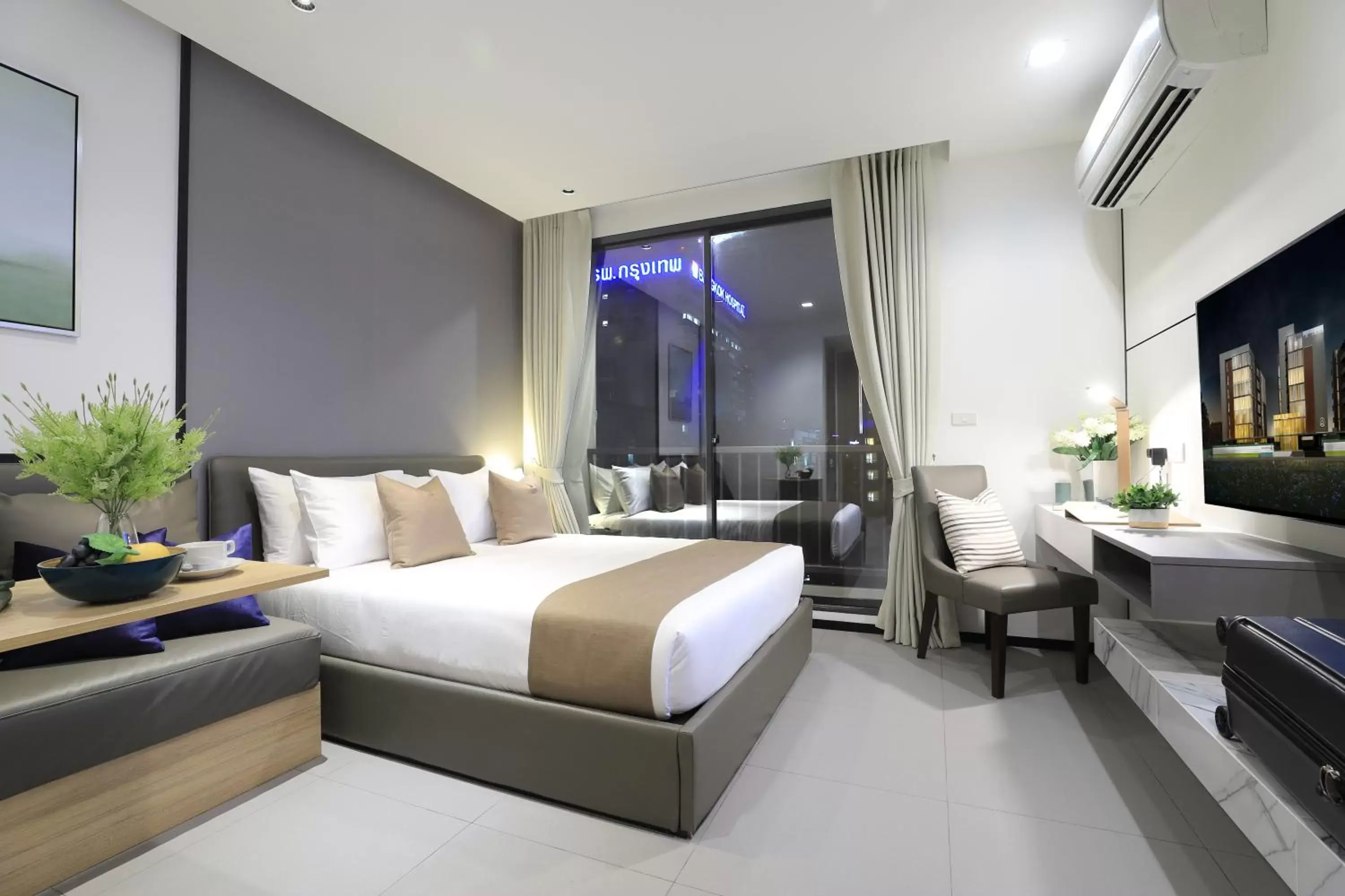 TV and multimedia, Bed in Alix Bangkok Hotel