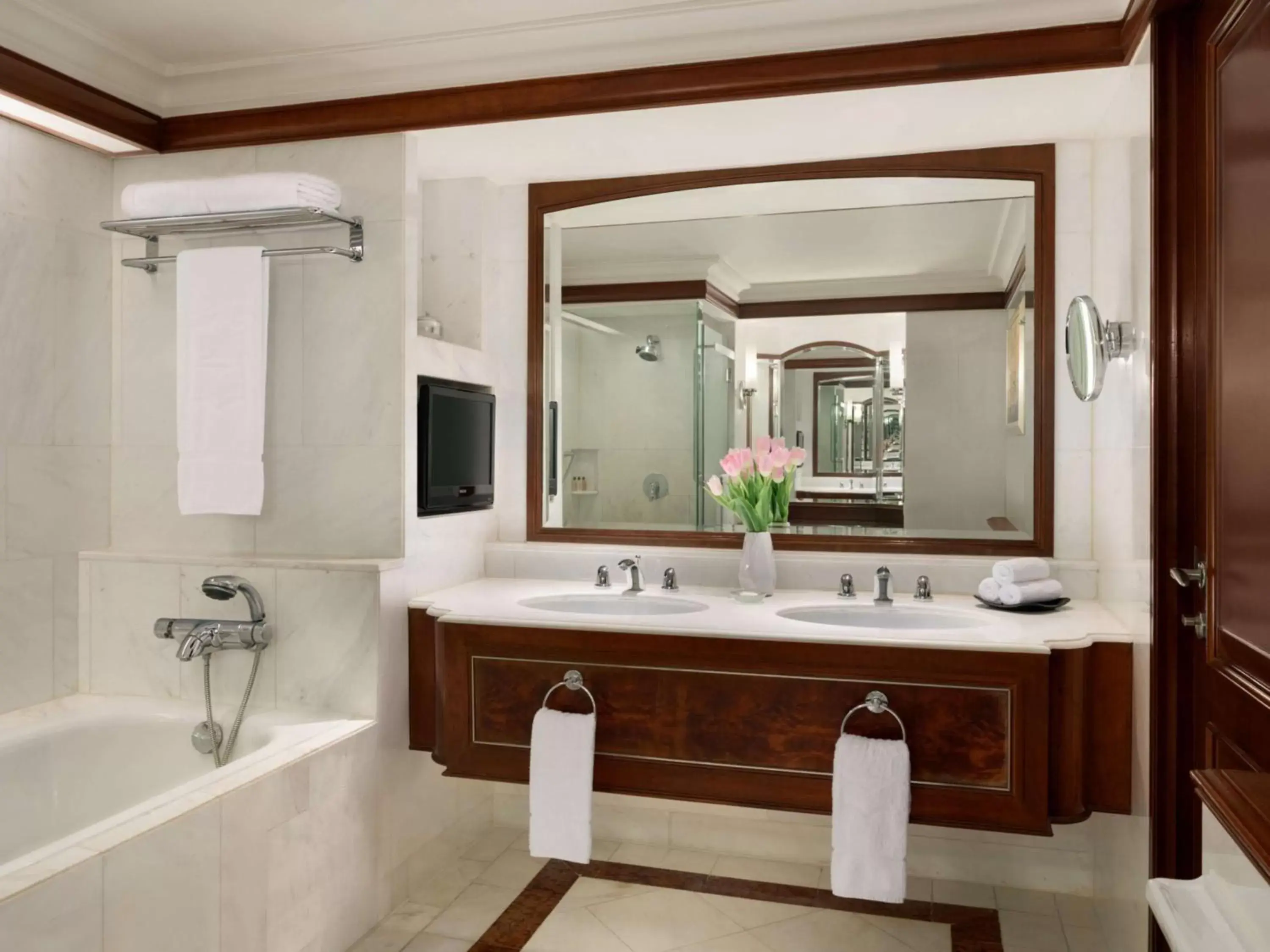 Photo of the whole room, Bathroom in Shangri-La Kuala Lumpur