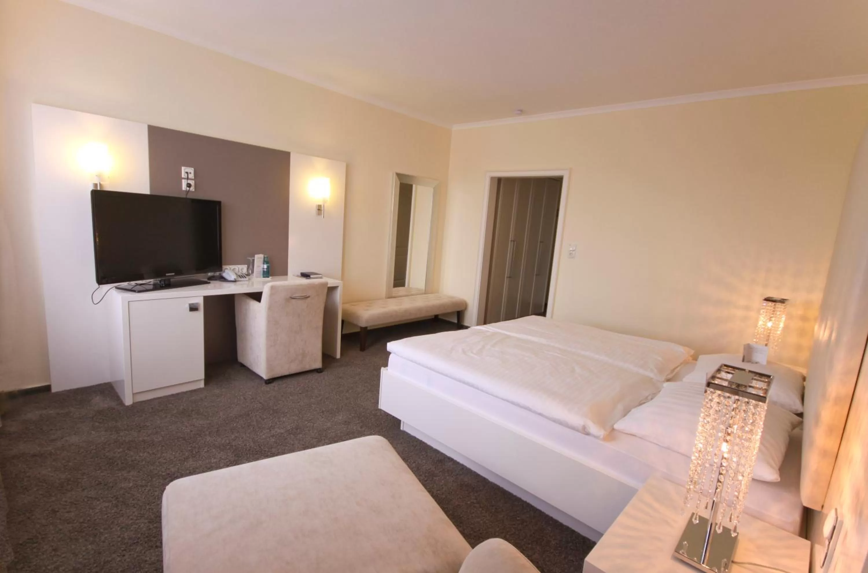TV and multimedia, Bed in Hotel-Restaurant Zur Krone