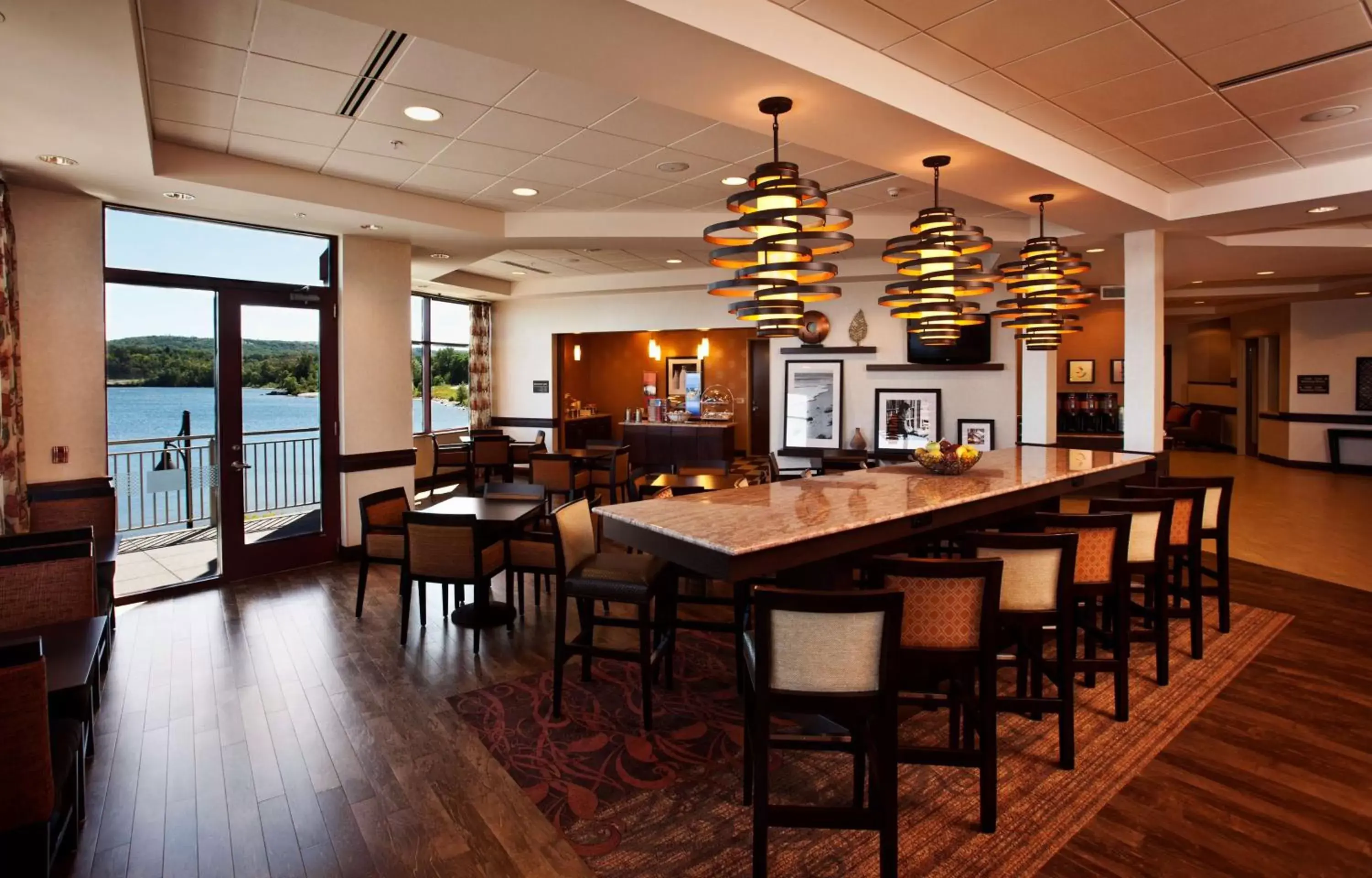 Lobby or reception, Lounge/Bar in Hampton Inn Marquette-Waterfront