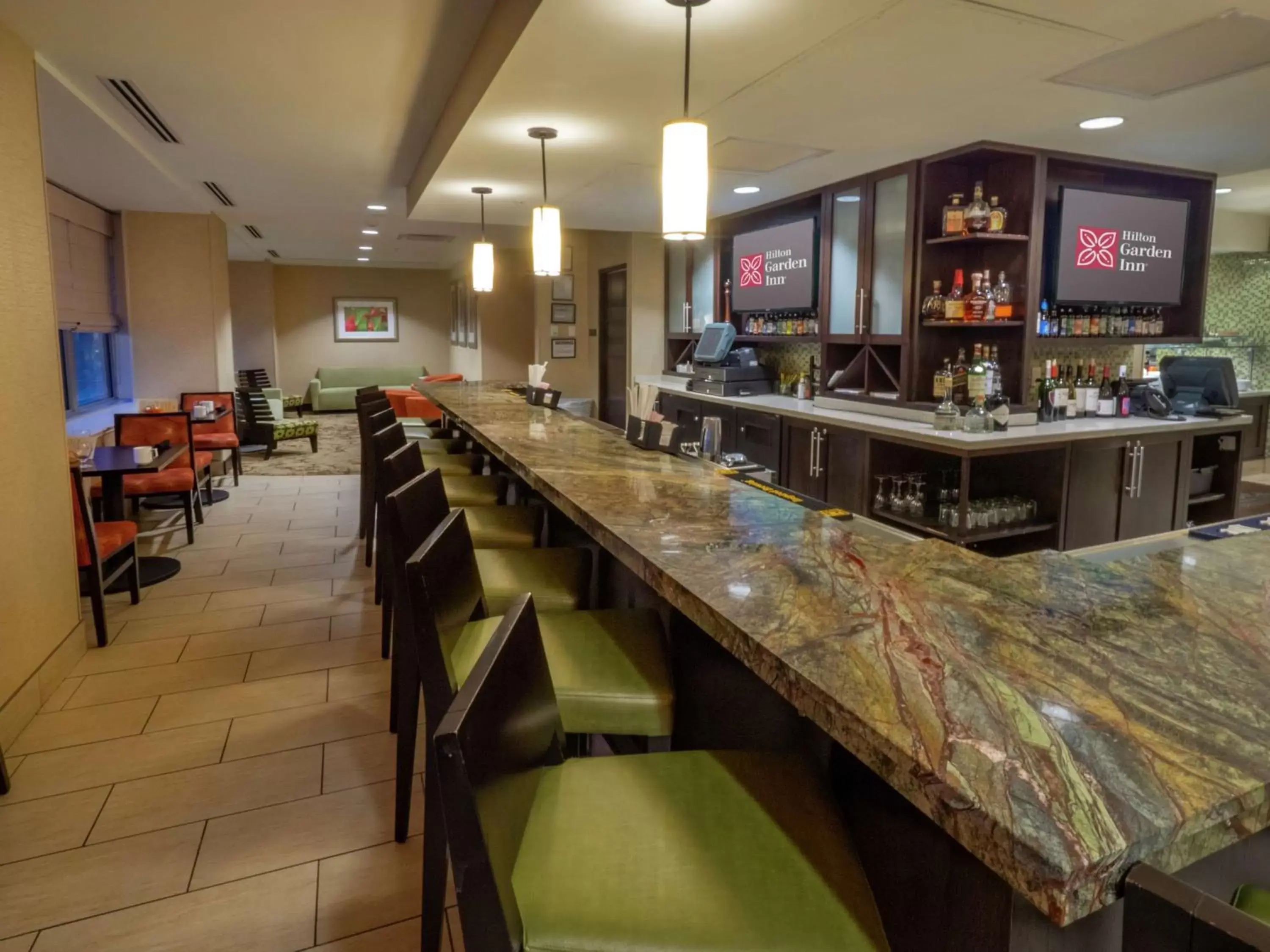 Lounge or bar, Restaurant/Places to Eat in The Hilton Garden Inn Buffalo-Downtown
