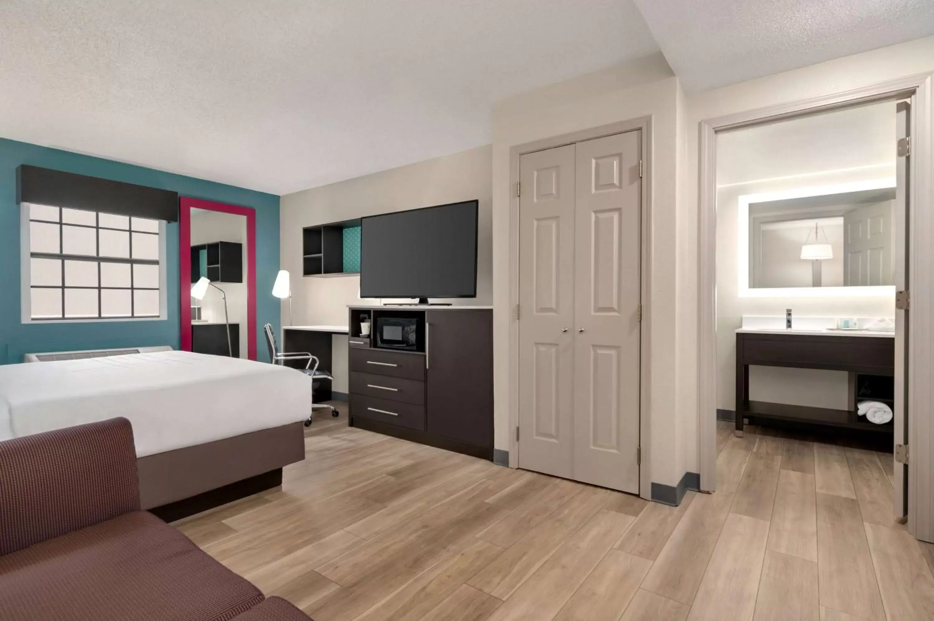 Bedroom, Bed in La Quinta Inn by Wyndham Columbus Airport Area