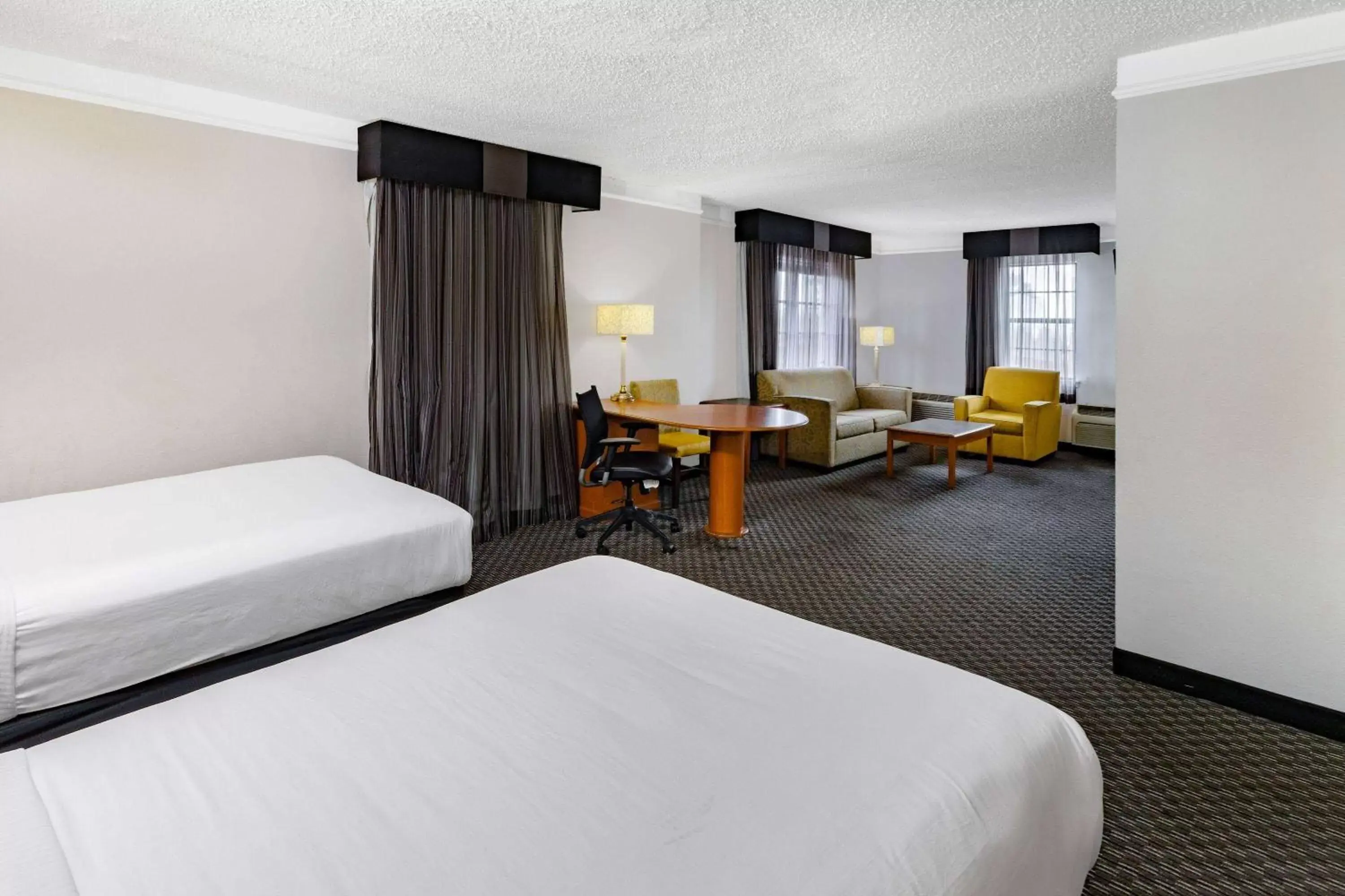 Bed in La Quinta Inn by Wyndham Laredo I-35