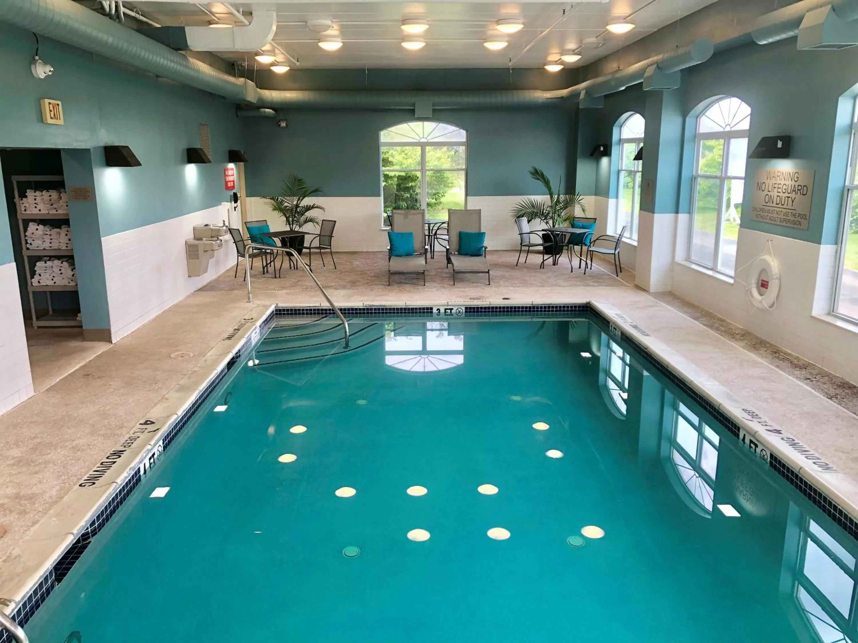 Swimming pool in Country Inn & Suites by Radisson, Harrisburg West Mechanicsburg