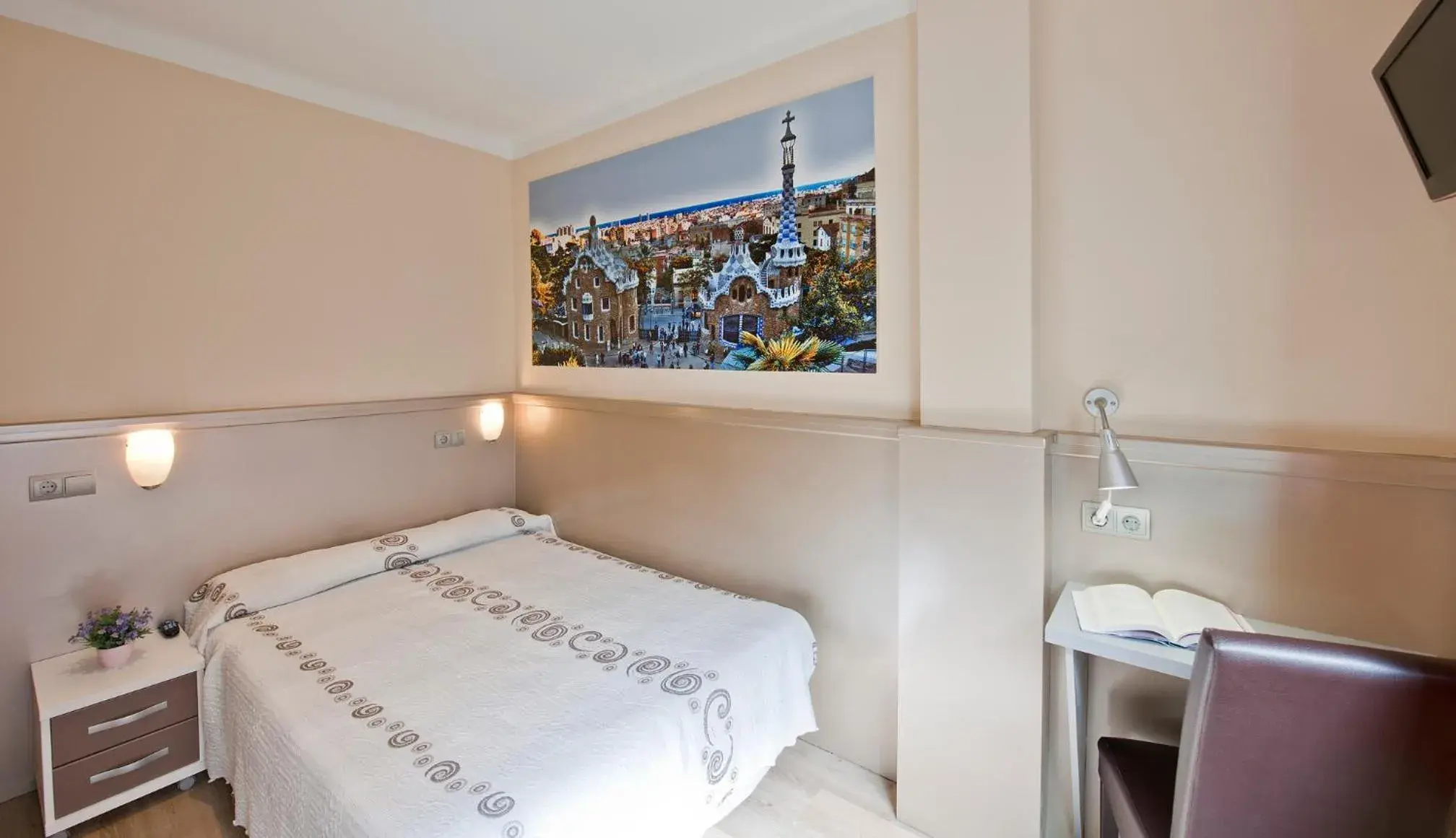 Bed in Hostal Barcelona