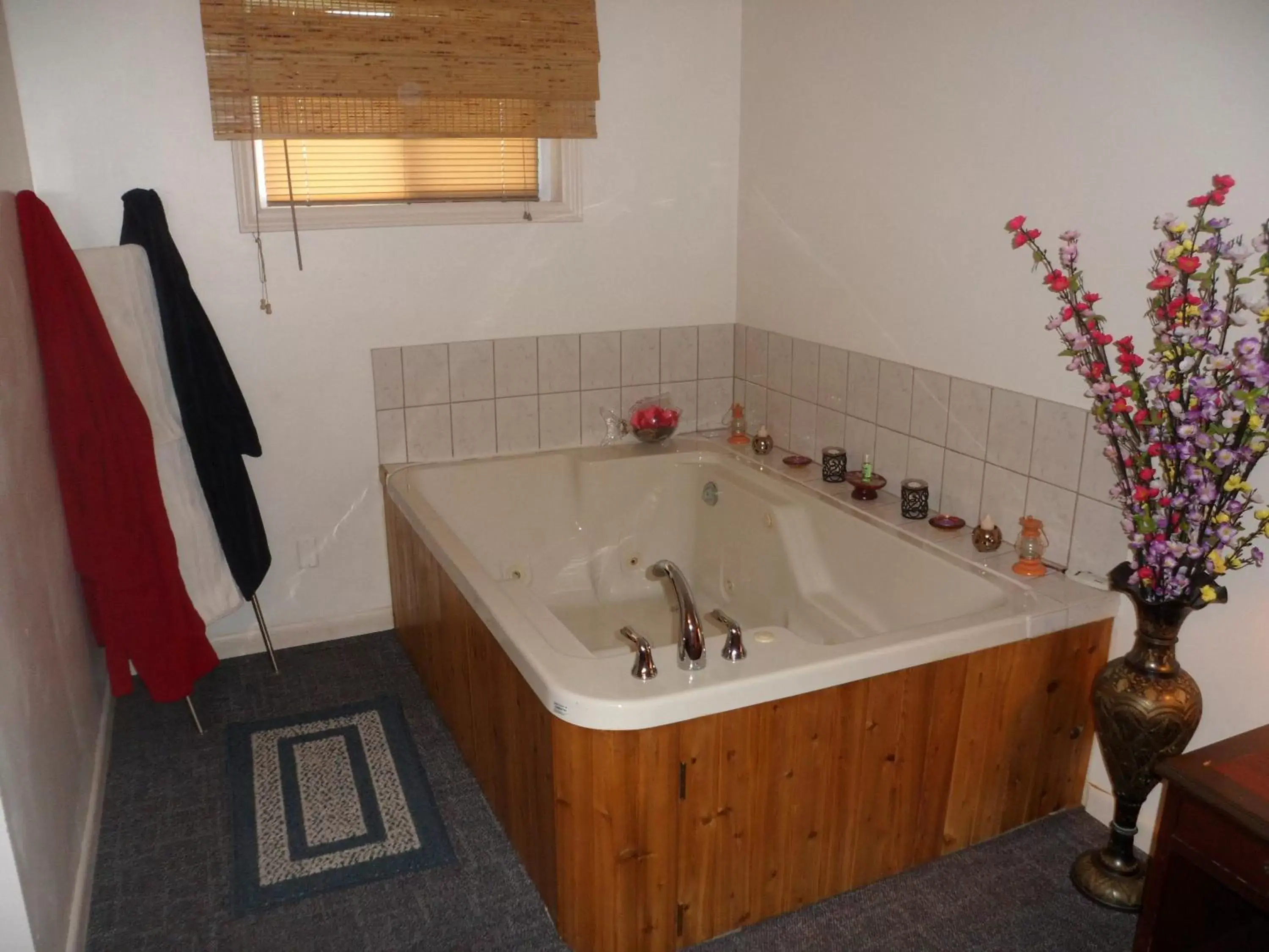 Hot Tub, Bathroom in The Silver Birch Motel