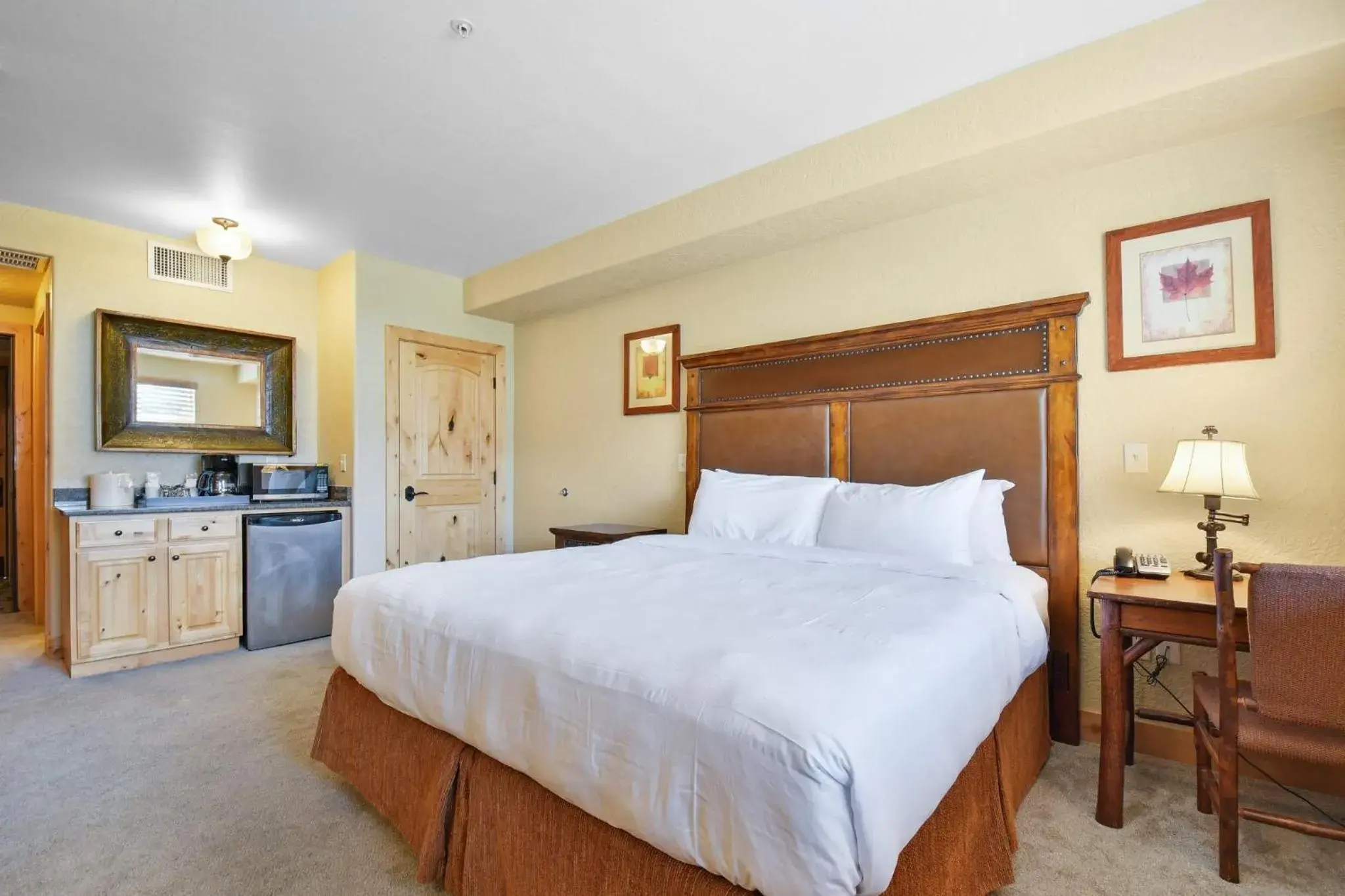 Photo of the whole room, Bed in Silverado Lodge Park City - Canyons Village