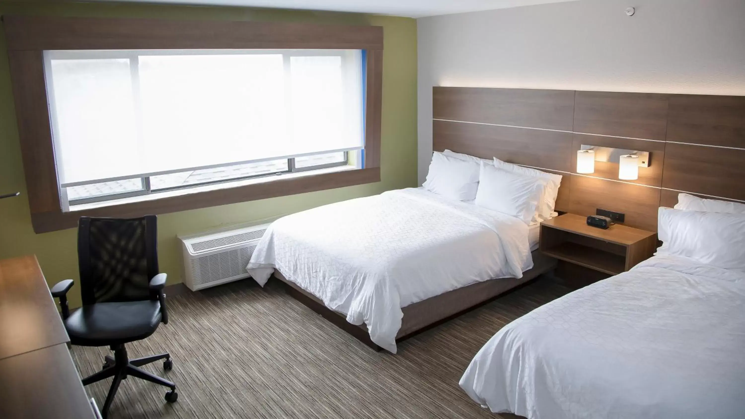 Photo of the whole room, Bed in Holiday Inn Express & Suites Colorado Springs North, an IHG Hotel