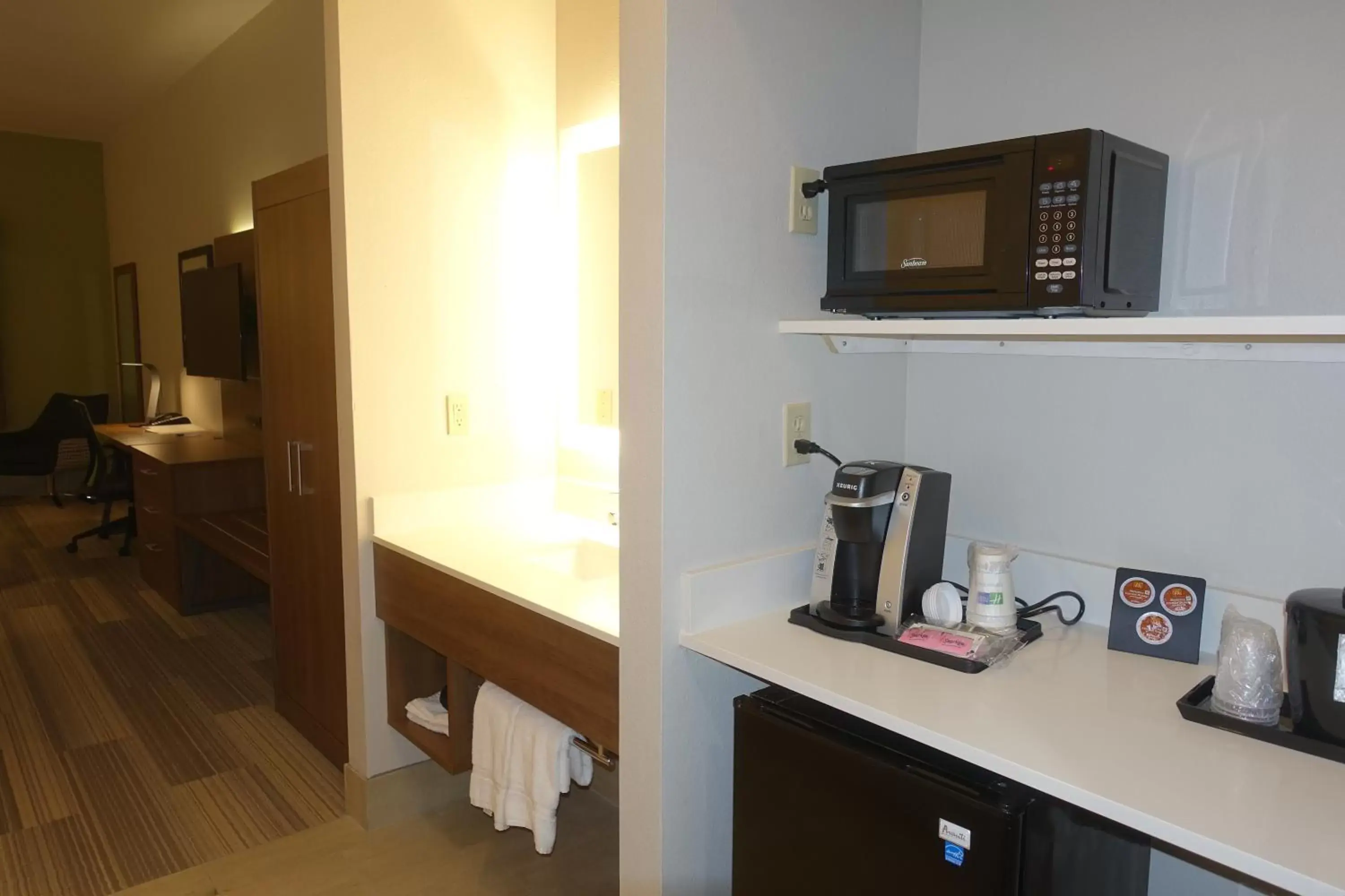Photo of the whole room, Kitchen/Kitchenette in Holiday Inn Express & Suites Brentwood, an IHG Hotel