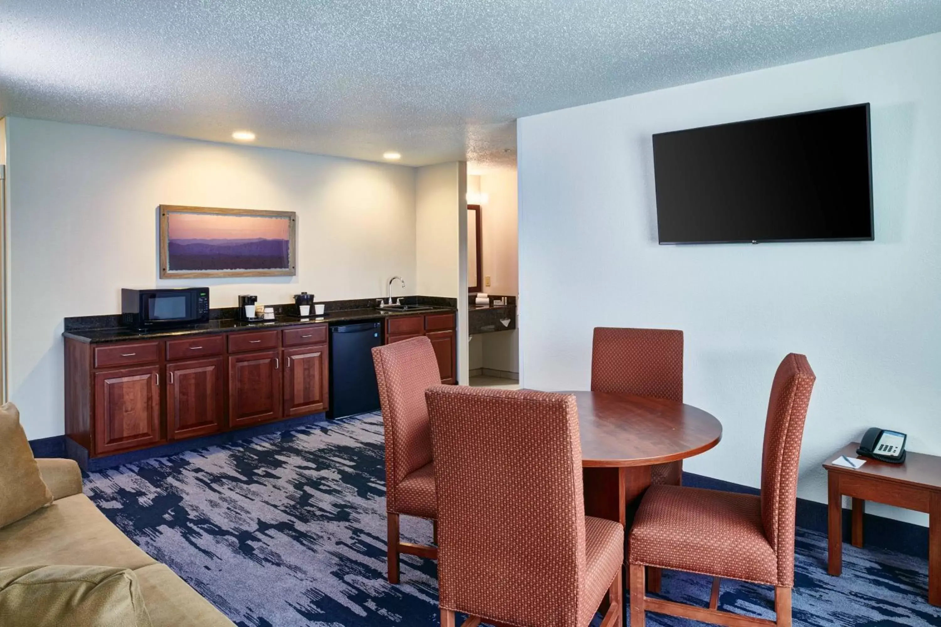 Living room, TV/Entertainment Center in Fairfield Inn & Suites Detroit Livonia