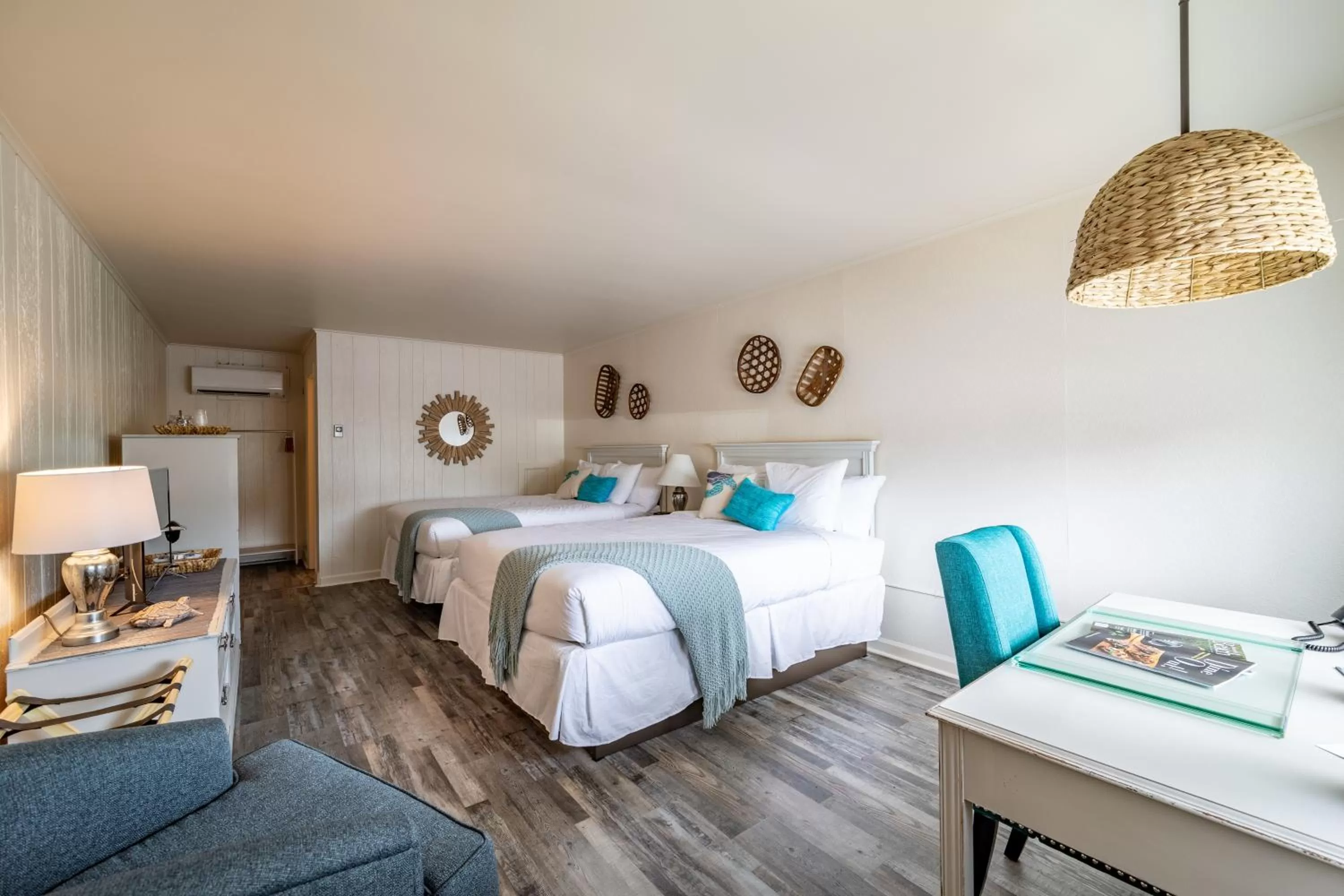 Photo of the whole room, Bed in Ocean Glass Inn