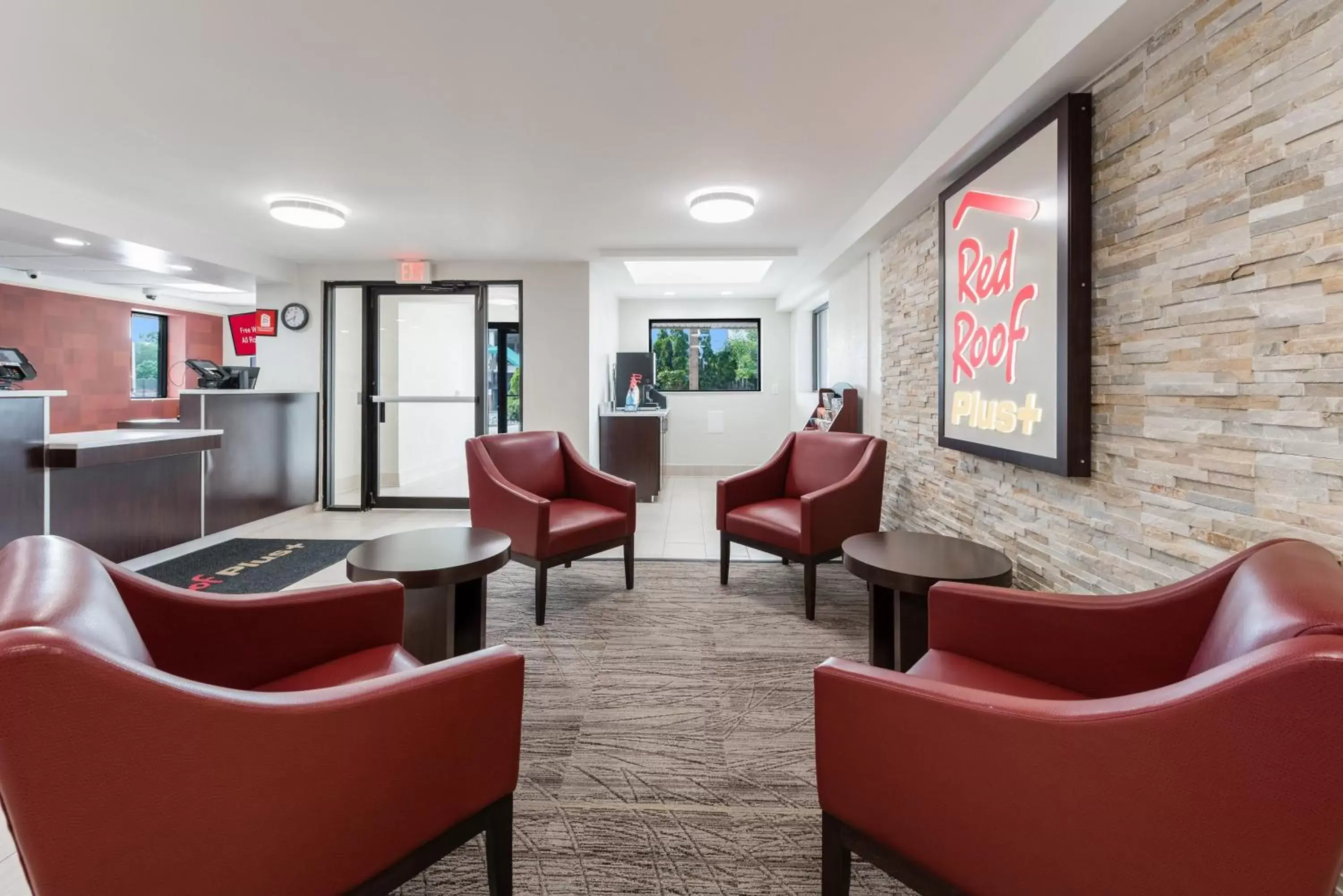 Lobby or reception, Lounge/Bar in Red Roof Inn PLUS+ Columbus - Worthington